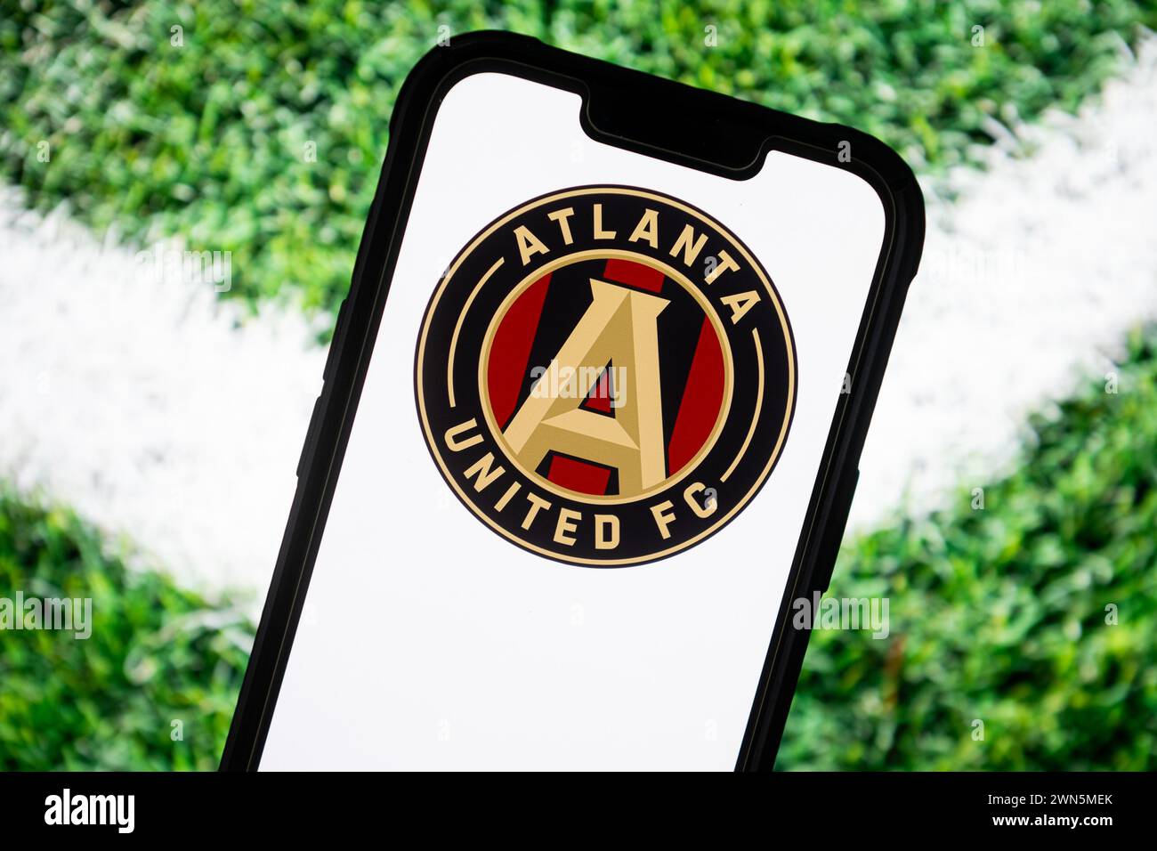 In questa immagine, il logo della squadra di calcio dell'Atlanta United FC è visualizzato su uno smartphone. Foto Stock