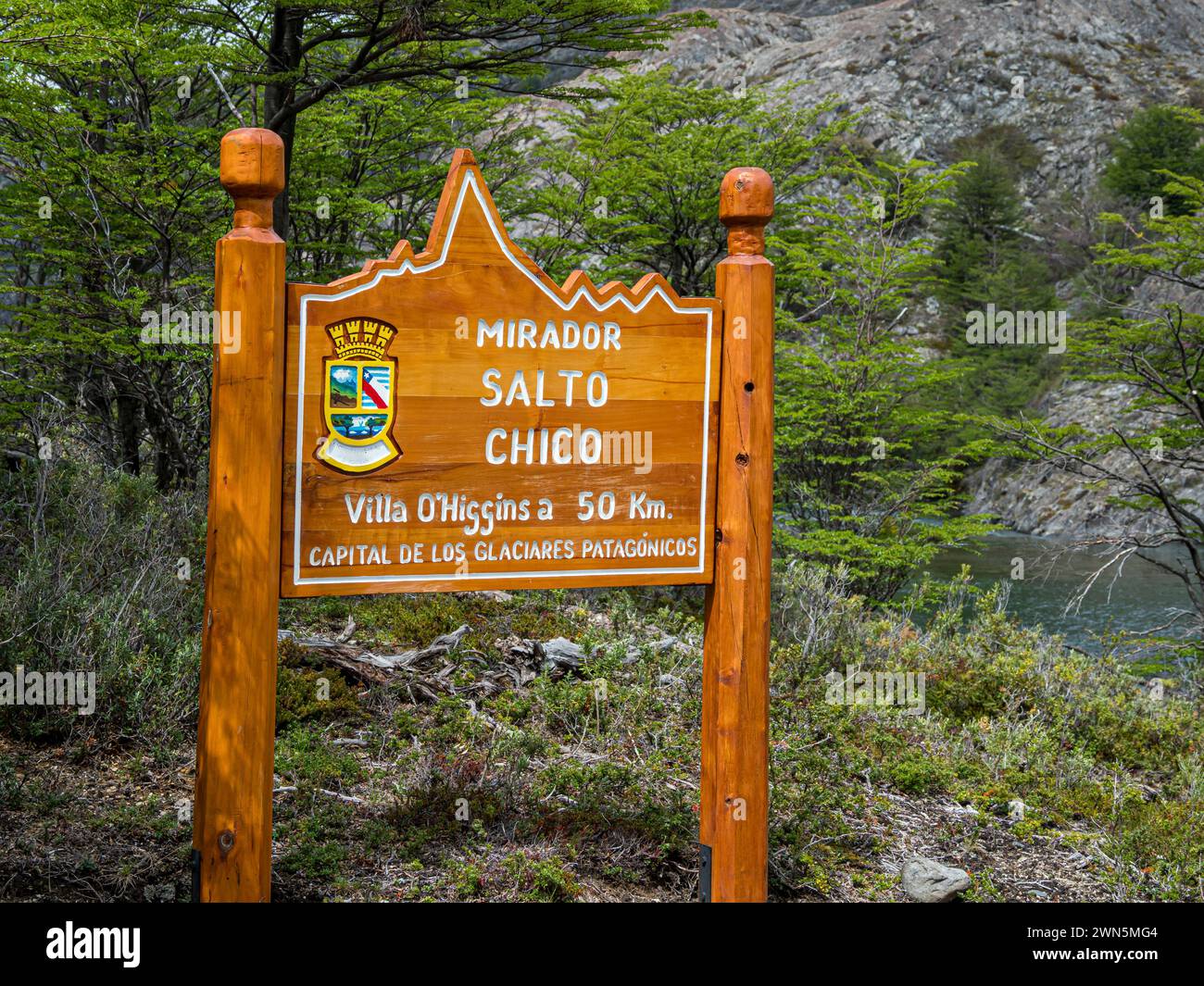 Cartello per la cascata salto Chico, sulla strada X-905 per Paso Mayer, Patagonia, Cile Foto Stock