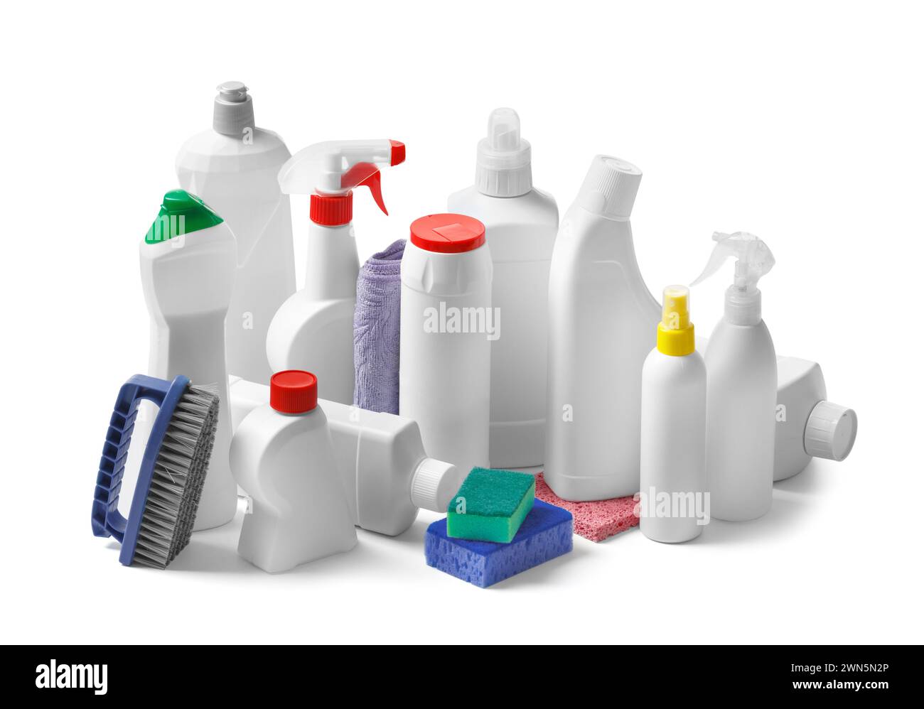 Set di vari flaconi in plastica con prodotti chimici per la casa e strumenti per la pulizia della casa, isolati su bianco. Detergenti e prodotti per la pulizia in confezioni. Foto Stock