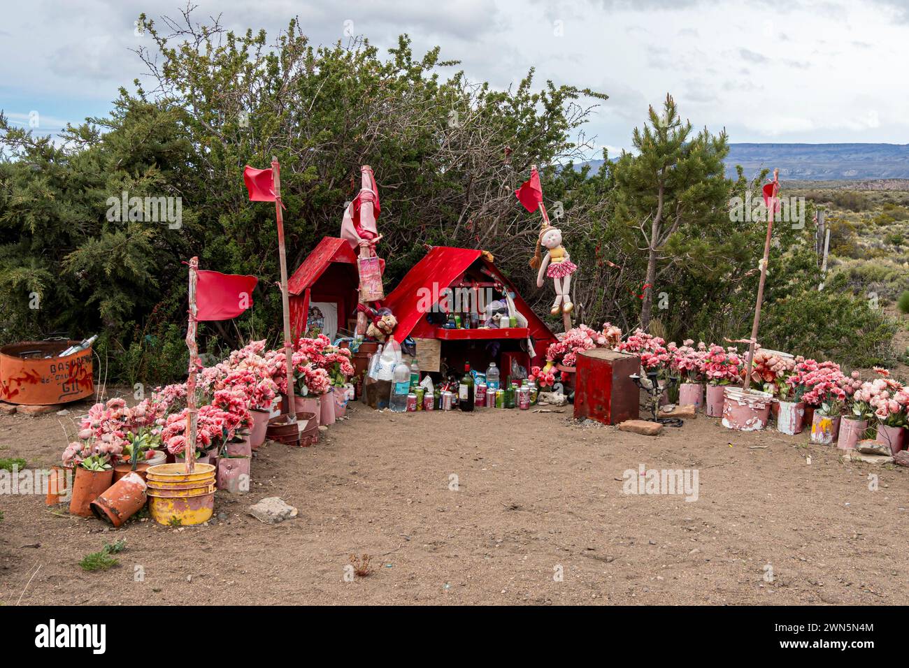 Giocattoli e fiori in ricordo di un bambino morto, su strada Chile Chico - Jeinimeni NP, Patagonia, Cile Foto Stock