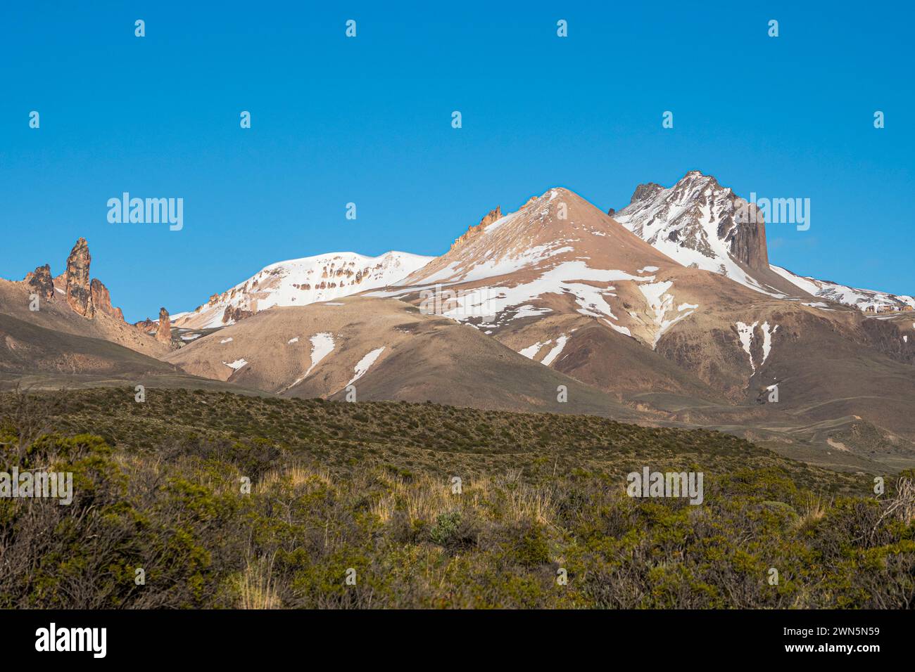 Montagne della Valle Lunar viste dalla strada Cile Chico - Jeinimeni NP, neve sulle cime, Patagonia, Cile Foto Stock