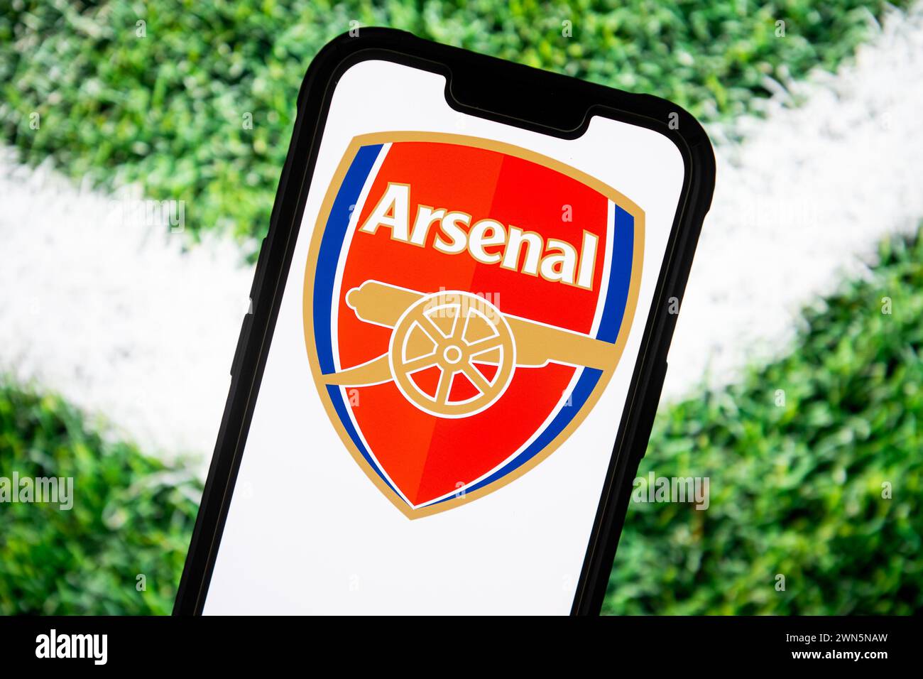 Polonia. 23 febbraio 2024. In questa immagine, il logo della squadra di calcio dell'Arsenal FC è visualizzato su uno smartphone. (Credit Image: © Mateusz Slodkowski/SOPA Images via ZUMA Press Wire) SOLO PER USO EDITORIALE! Non per USO commerciale! Foto Stock