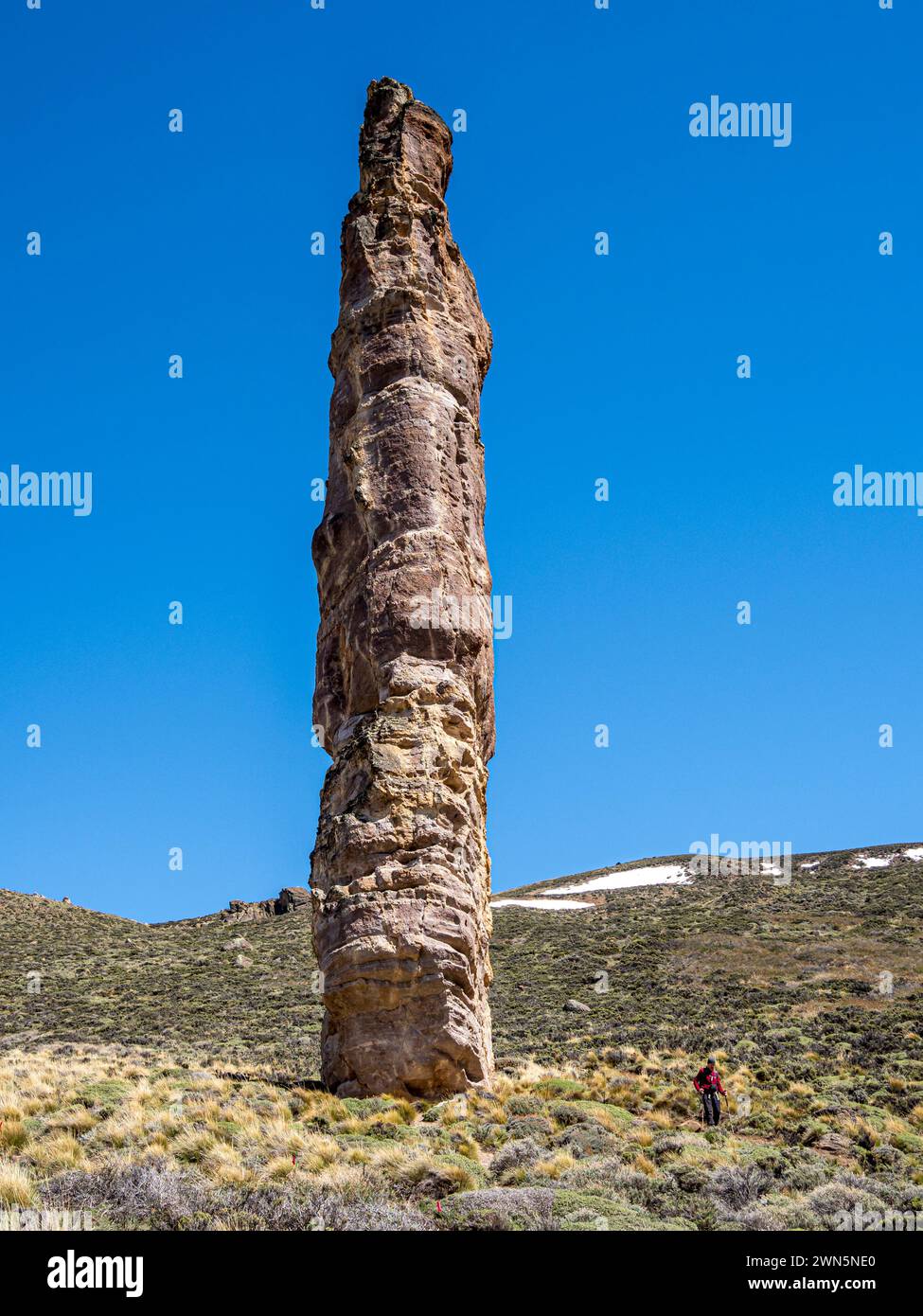 Formazione rocciosa Piedra Clavada, torre rocciosa indipendente, escursionista singolo, Jeinimeni NP, Patagonia, Cile Foto Stock