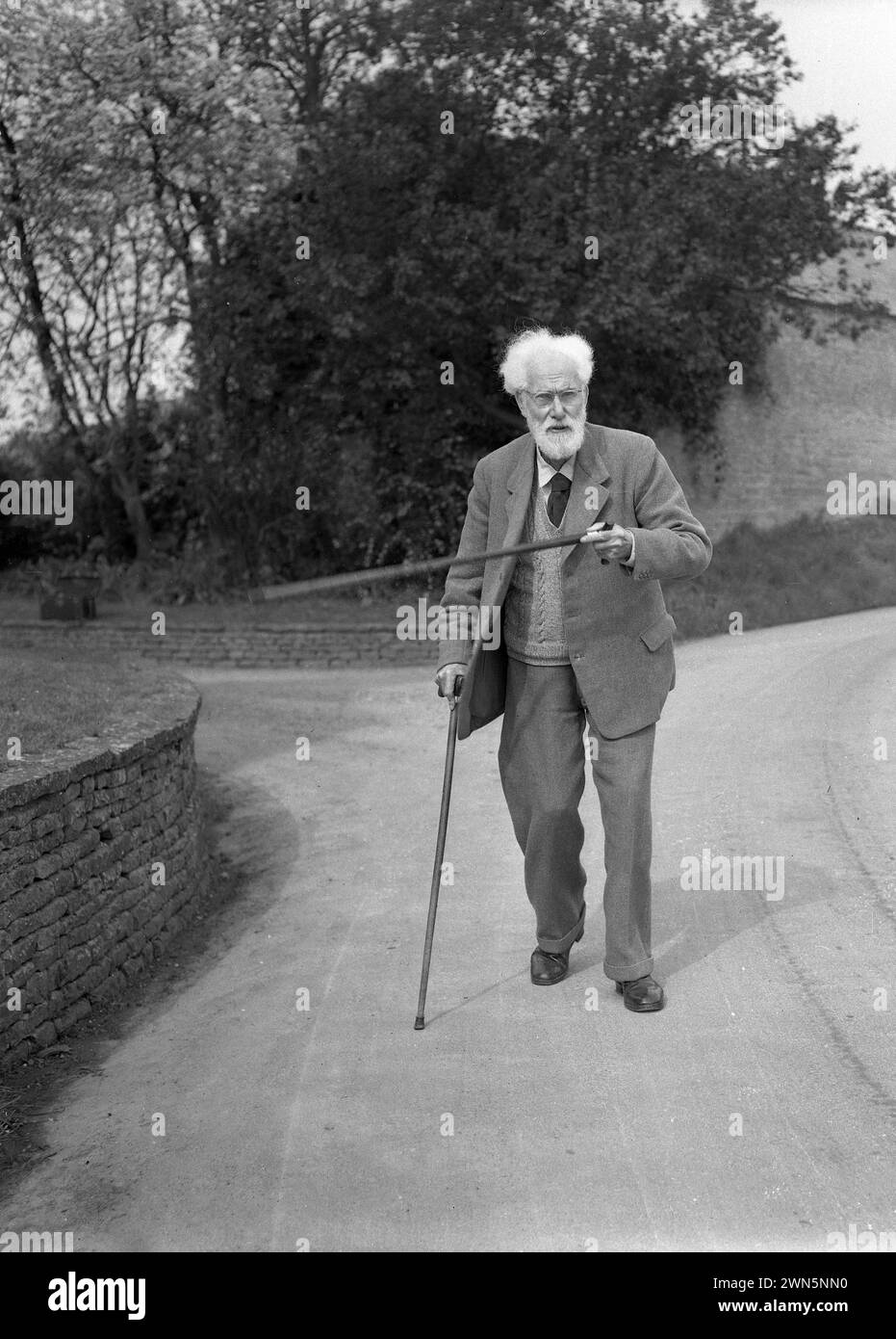 Intorno al 1950, storico, il giornalista e scrittore inglese J W Robertson Scott, Idbury, Oxford, Inghilterra, Regno Unito. Nato nel 1866 a Wigton Cumberland, fu il fondatore nel 1927 della rivista The Countryman, che pubblicò articoli e recensioni sulla vita rurale e sulla campagna britannica. Nel 1947 il suo lavoro è stato riconosciuto quando è stato nominato membro dell'ordine dei compagni d'Onore e nel 1949 ha ricevuto un master onorario dall'Università di Oxford. Il suo libro, England's Green and Pleasant Land, scritto nel 1925, divenne un BEST-seller. Foto Stock