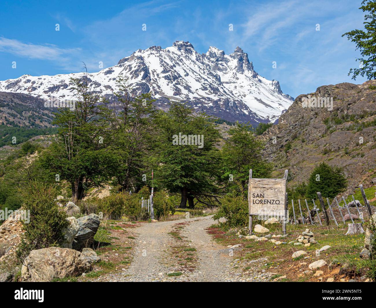 Strada per il rifugio San Lorenzo, diramazione dalla strada X-901 a sud di Cochrane, Patagonia, Cile Foto Stock
