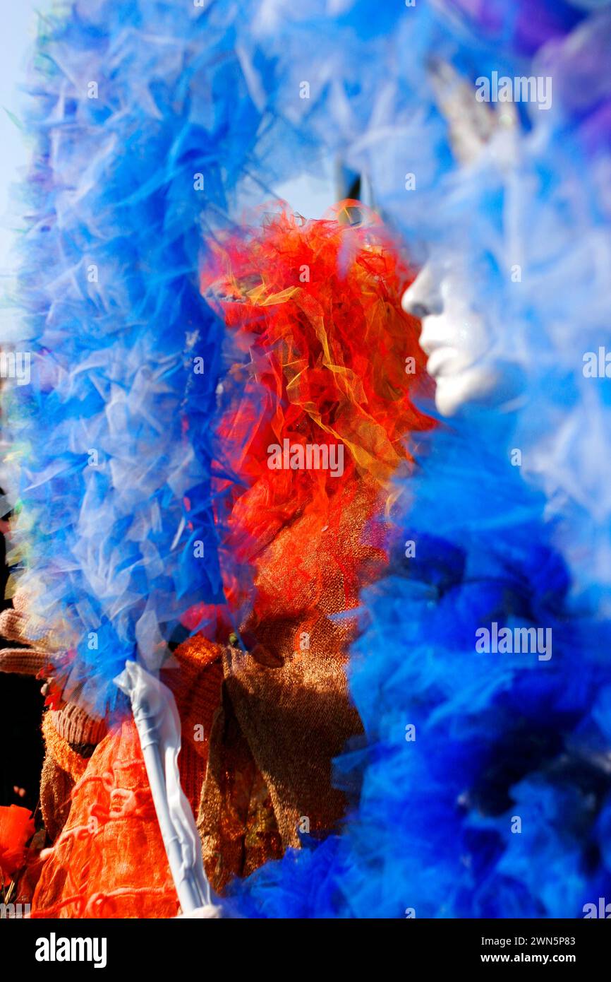 Colori di maschere e costumi al Carnevale di Venezia Foto Stock
