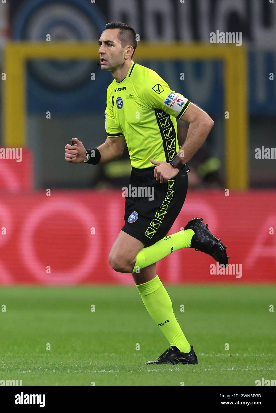 Milano, Italia. 28 febbraio 2024. L'arbitro Andrea Colombo durante la partita di serie A A a Giuseppe Meazza, Milano. Il credito per immagini dovrebbe essere: Jonathan Moscrop/Sportimage Credit: Sportimage Ltd/Alamy Live News Foto Stock
