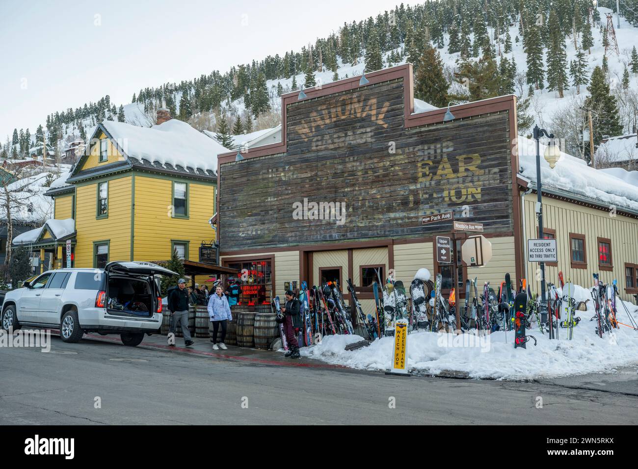 Scena di strada presso l'High West Distillery and Saloon, la prima distilleria dello Utah dagli anni '1870 nel centro di Park City Park, meglio conosciuta come sci di montagna Foto Stock