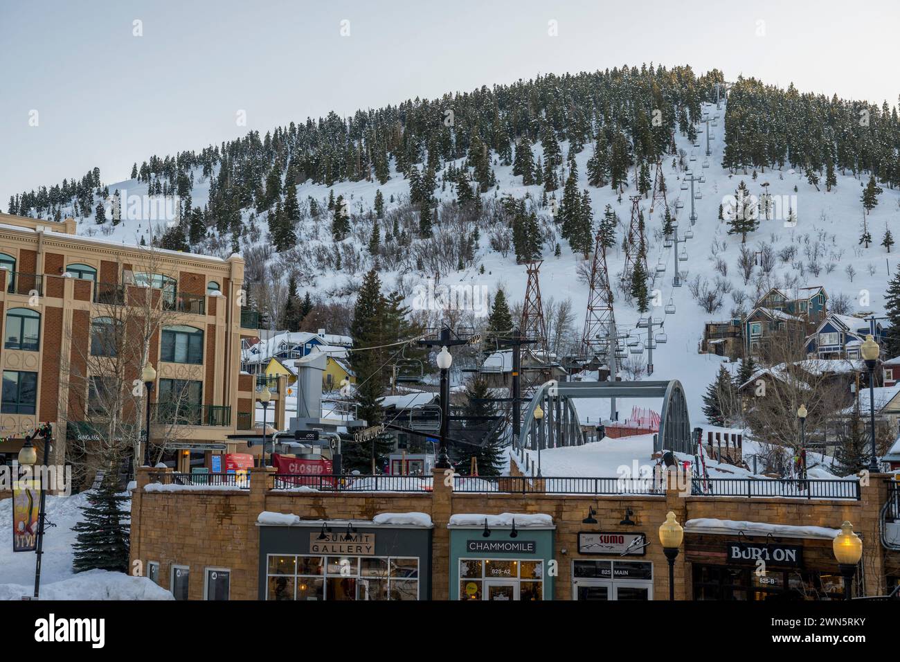 Vista su una montagna da sci e sugli impianti di risalita nel centro di Park City Park, meglio conosciuta come stazione sciistica di montagna negli Stati Uniti occidentali, a 32 chilometri circa a est di Foto Stock