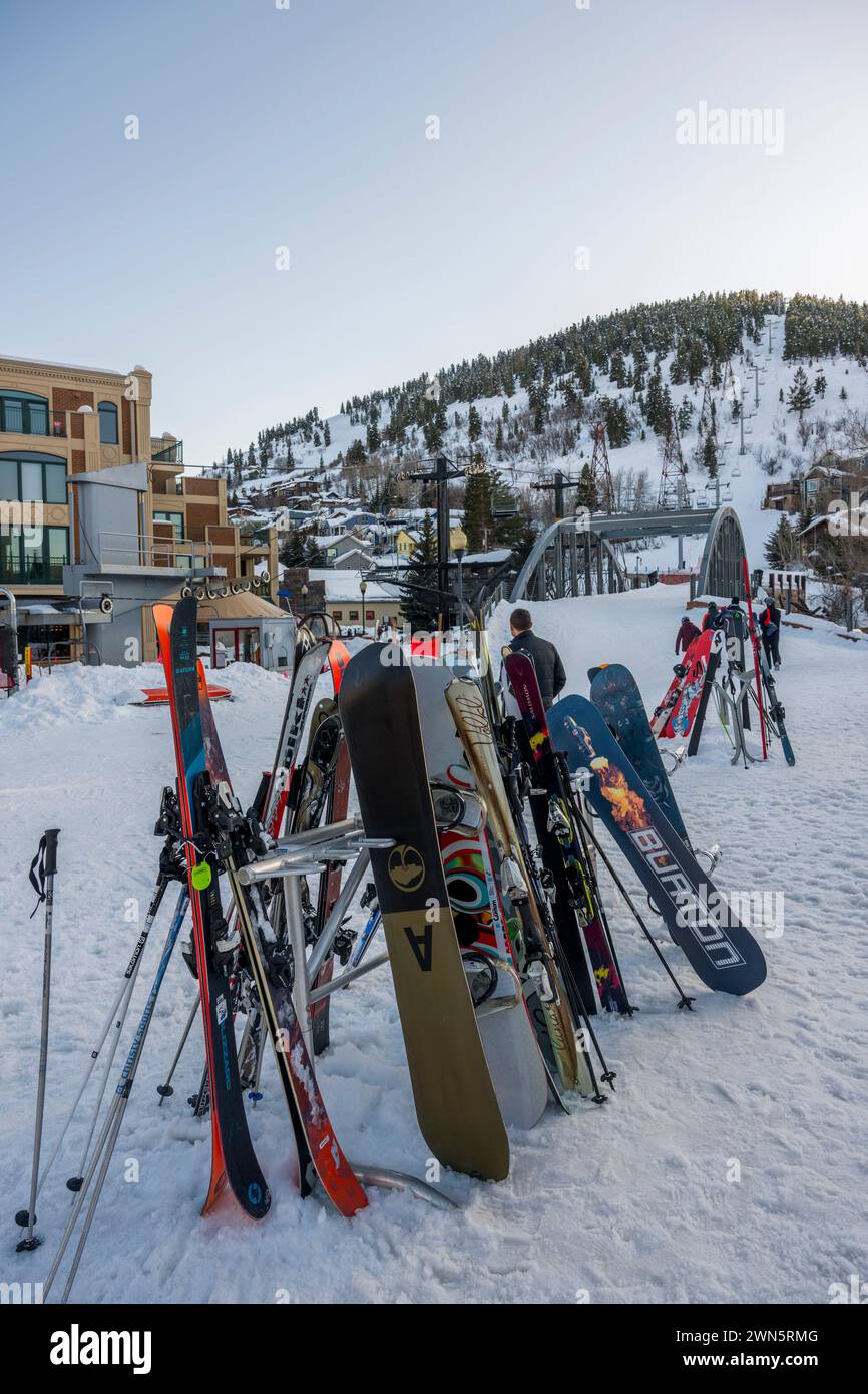 Vista su una montagna da sci e sugli impianti di risalita nel centro di Park City Park, meglio conosciuta come stazione sciistica di montagna negli Stati Uniti occidentali, a 32 chilometri circa a est di Foto Stock
