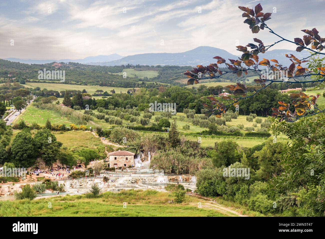 Vista panoramica della città termale di Saturnia con sorgenti termali e cascate alle Cascate del Mulino in provincia di Grosseto, Toscana Italia e Foto Stock