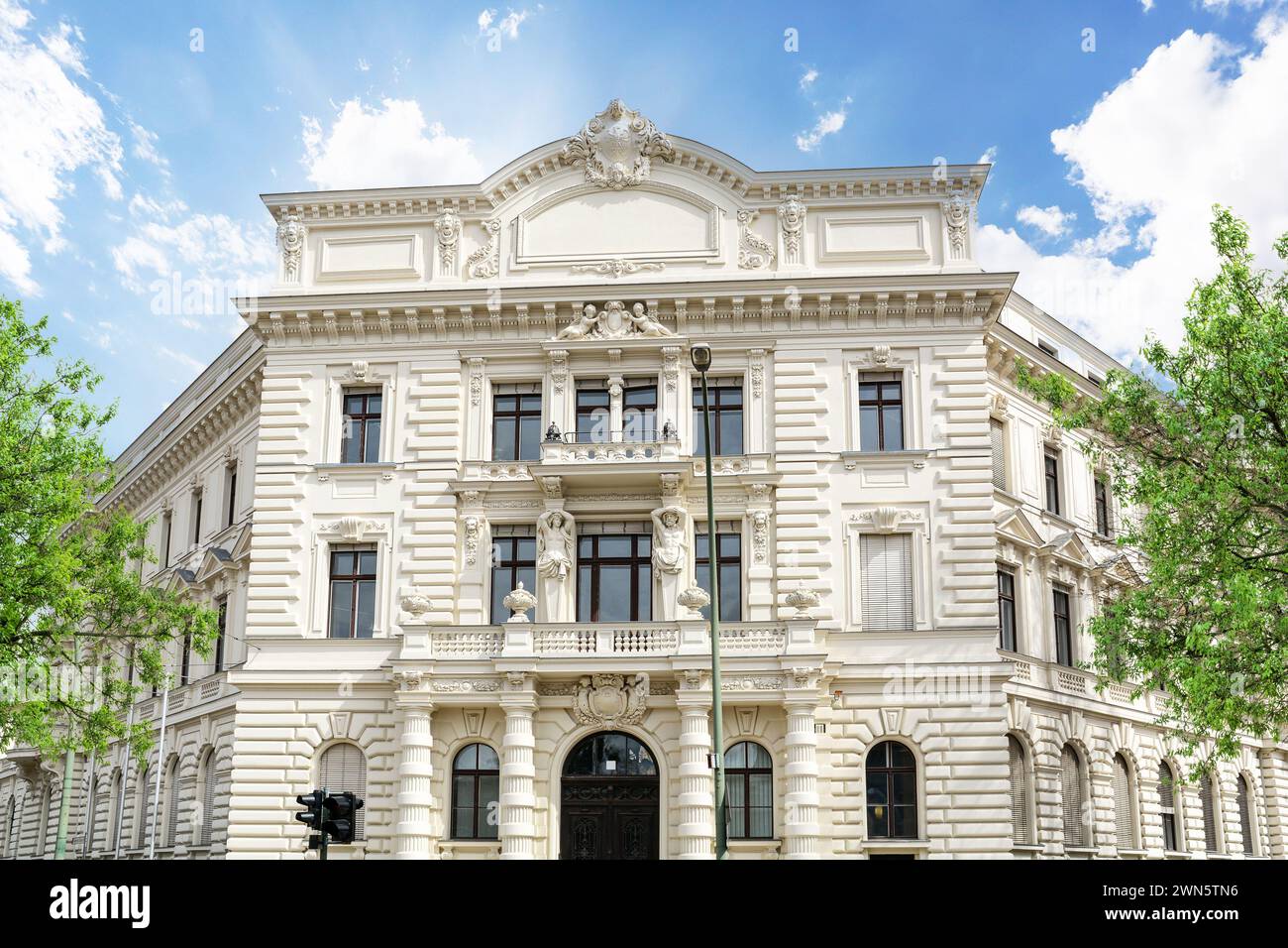 Facciata di una villa classica in città, vecchio edificio con nuova facciata dopo il rinnovo Foto Stock