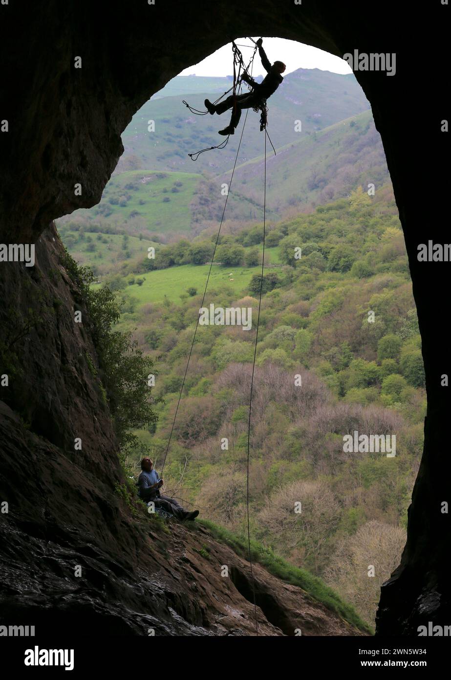 05/05/14 Scott Anderson, 36 anni, sale una delle più lunghe salite del tetto della Gran Bretagna all'interno della grotta di Thor nella Manifold Valley nella zona di White Peak del PE Foto Stock