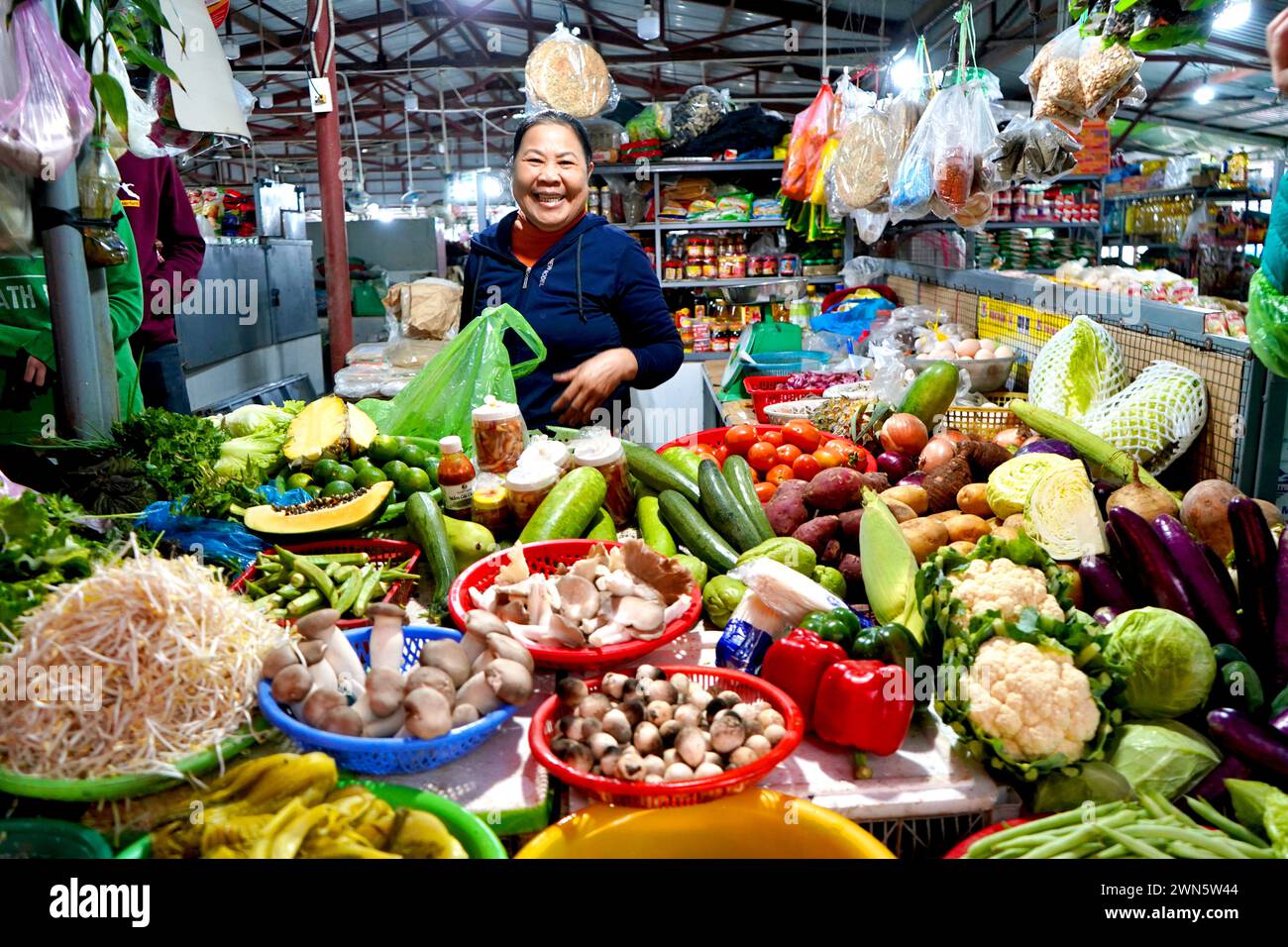 Mercato alimentare all'aperto in Vietnam, con venditori di cibo fresco Foto Stock