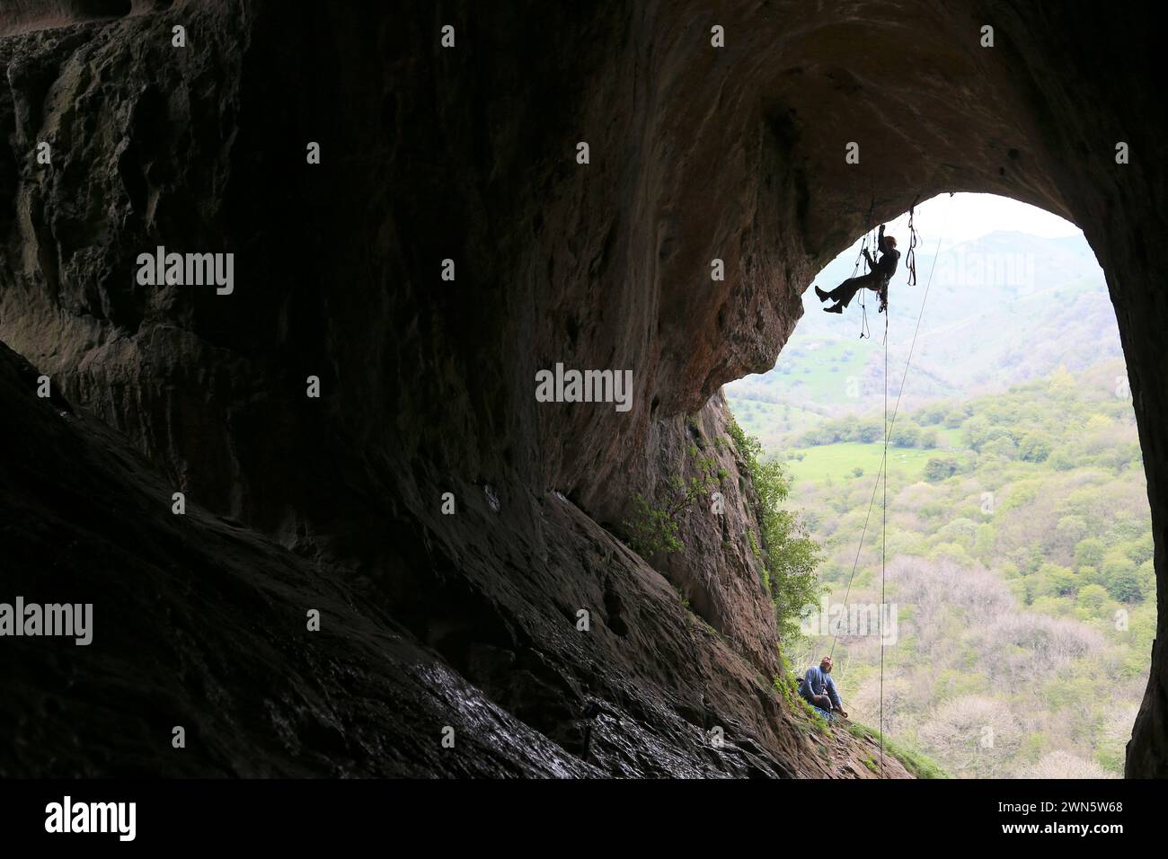 05/05/14 Scott Anderson, 36 anni, sale una delle più lunghe salite del tetto della Gran Bretagna all'interno della grotta di Thor nella Manifold Valley nella zona di White Peak del PE Foto Stock