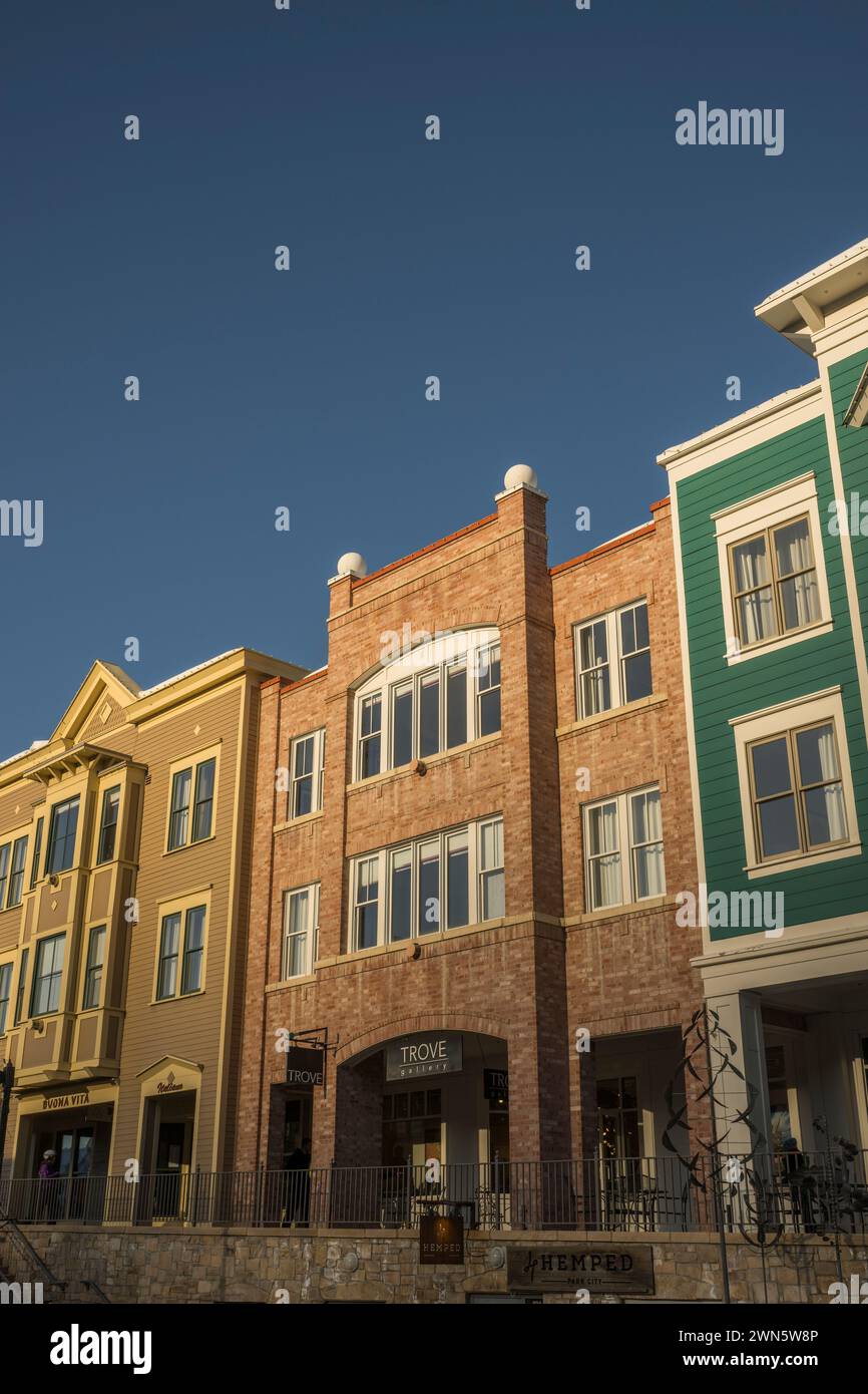 Vista delle case colorate nel centro di Park City Park, meglio conosciuta come stazione sciistica di montagna degli Stati Uniti occidentali, situata a 32 km circa a est di Salt Lak Foto Stock
