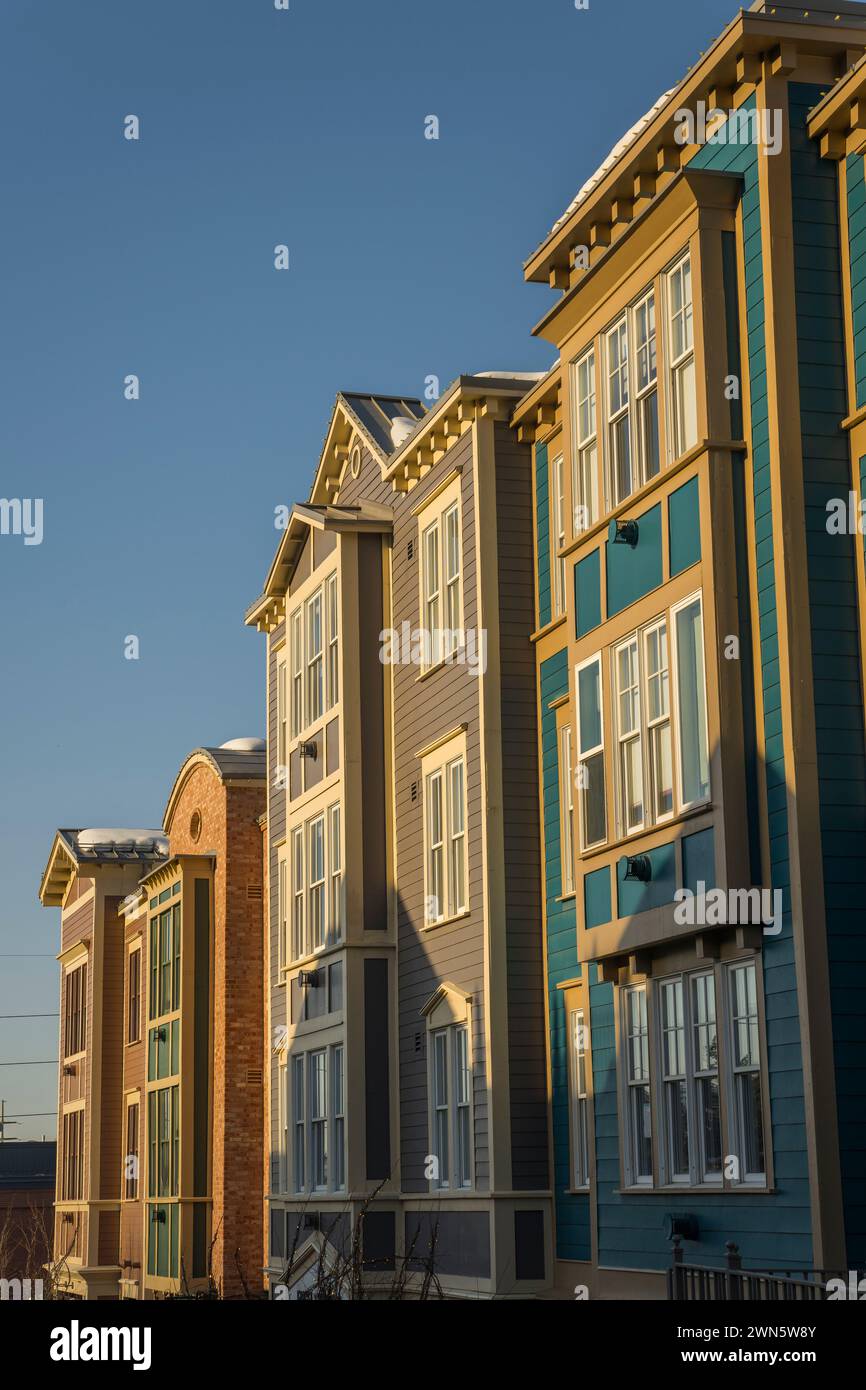 Vista delle case colorate nel centro di Park City Park, meglio conosciuta come stazione sciistica di montagna degli Stati Uniti occidentali, situata a 32 km circa a est di Salt Lak Foto Stock