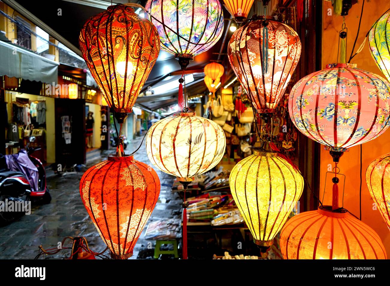 Lanterne cinesi dai colori vivaci Foto Stock