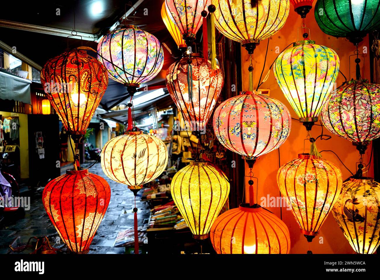 Lanterne cinesi dai colori vivaci Foto Stock