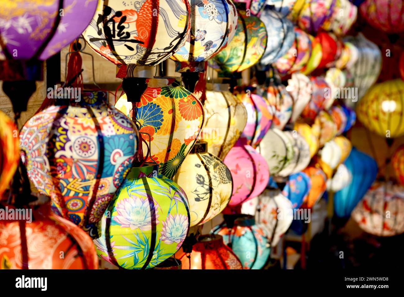 Lanterne colorate luminose piene di luce Foto Stock