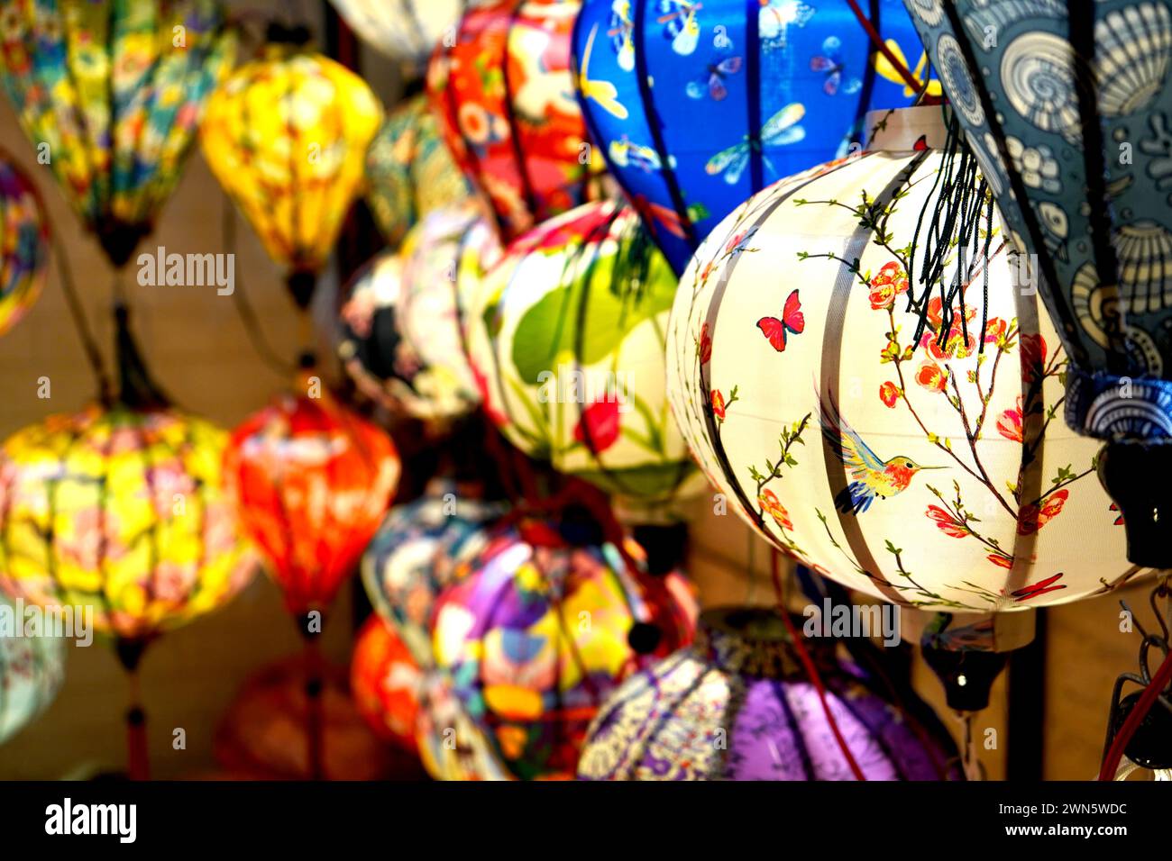 Lanterne colorate luminose piene di luce Foto Stock