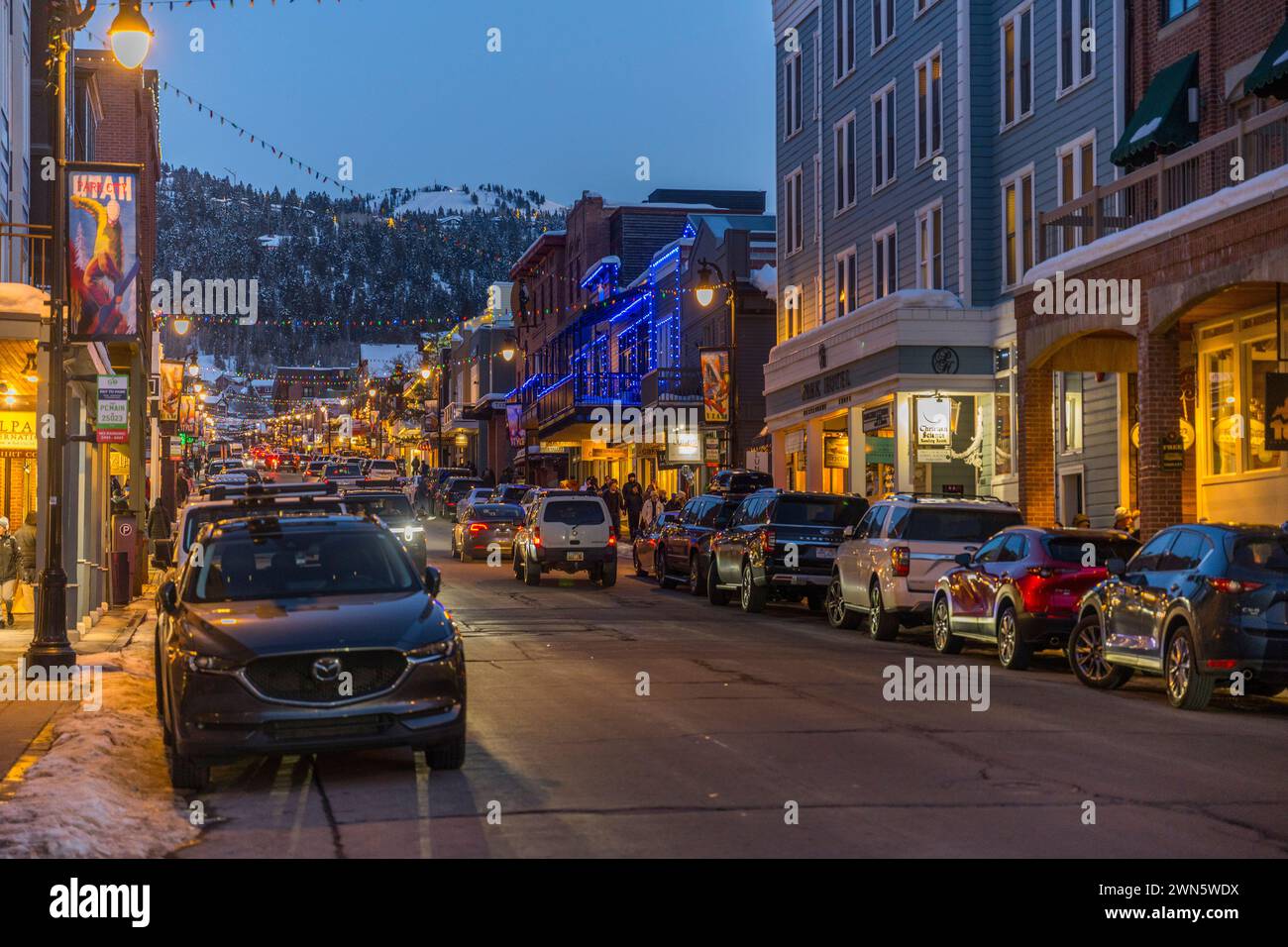Scena serale con luci nel centro di Park City Park, meglio conosciuto come stazione sciistica di montagna degli Stati Uniti occidentali, situato a 32 km circa a est di Salt L. Foto Stock