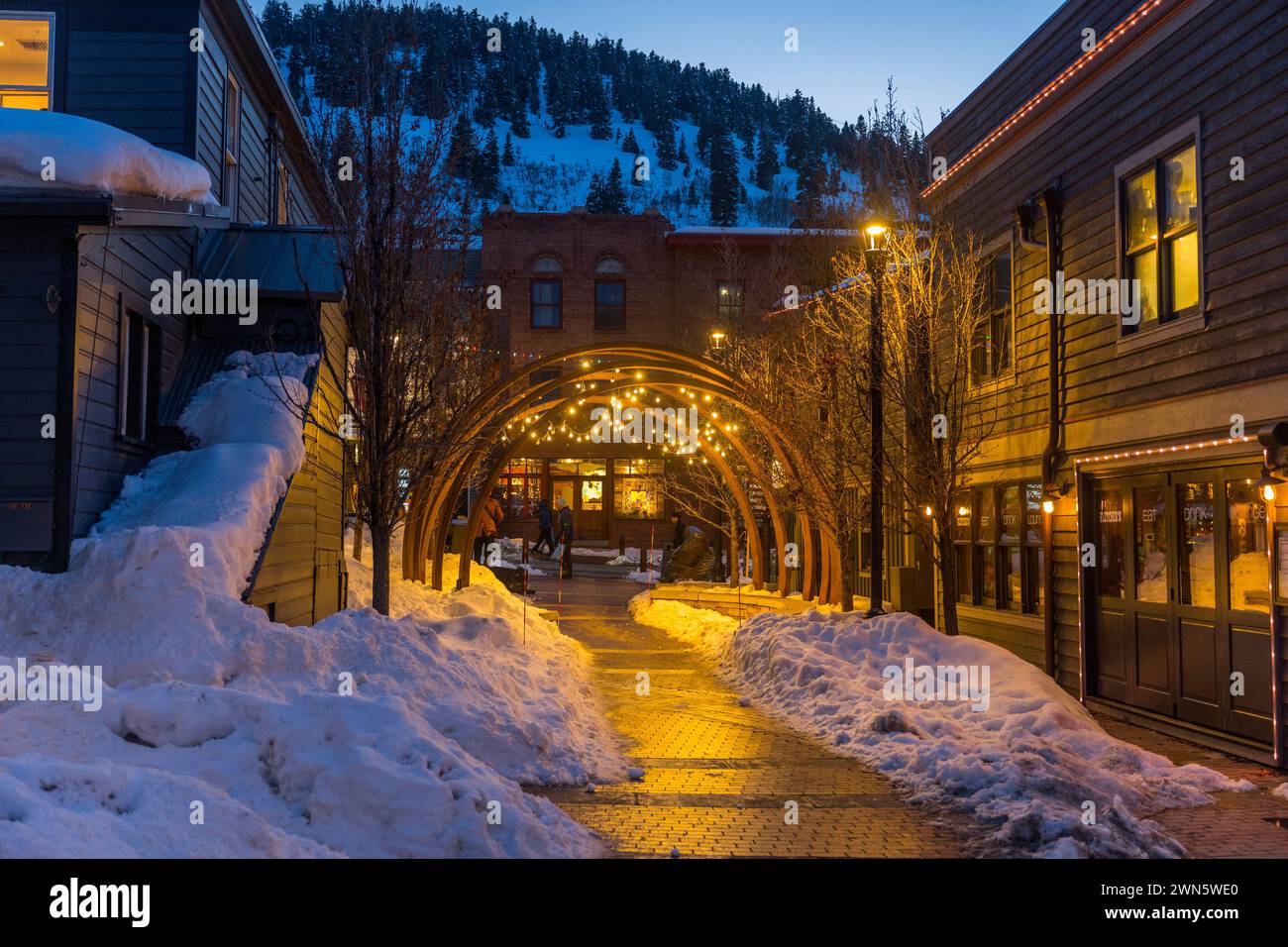 Scena serale con luci nel centro di Park City Park, meglio conosciuto come stazione sciistica di montagna degli Stati Uniti occidentali, situato a 32 km circa a est di Salt L. Foto Stock