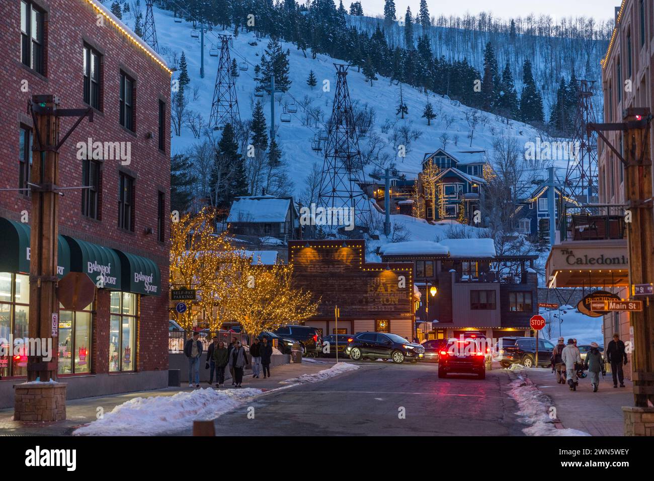 Scena serale con luci nel centro di Park City Park, meglio conosciuto come stazione sciistica di montagna degli Stati Uniti occidentali, situato a 32 km circa a est di Salt L. Foto Stock