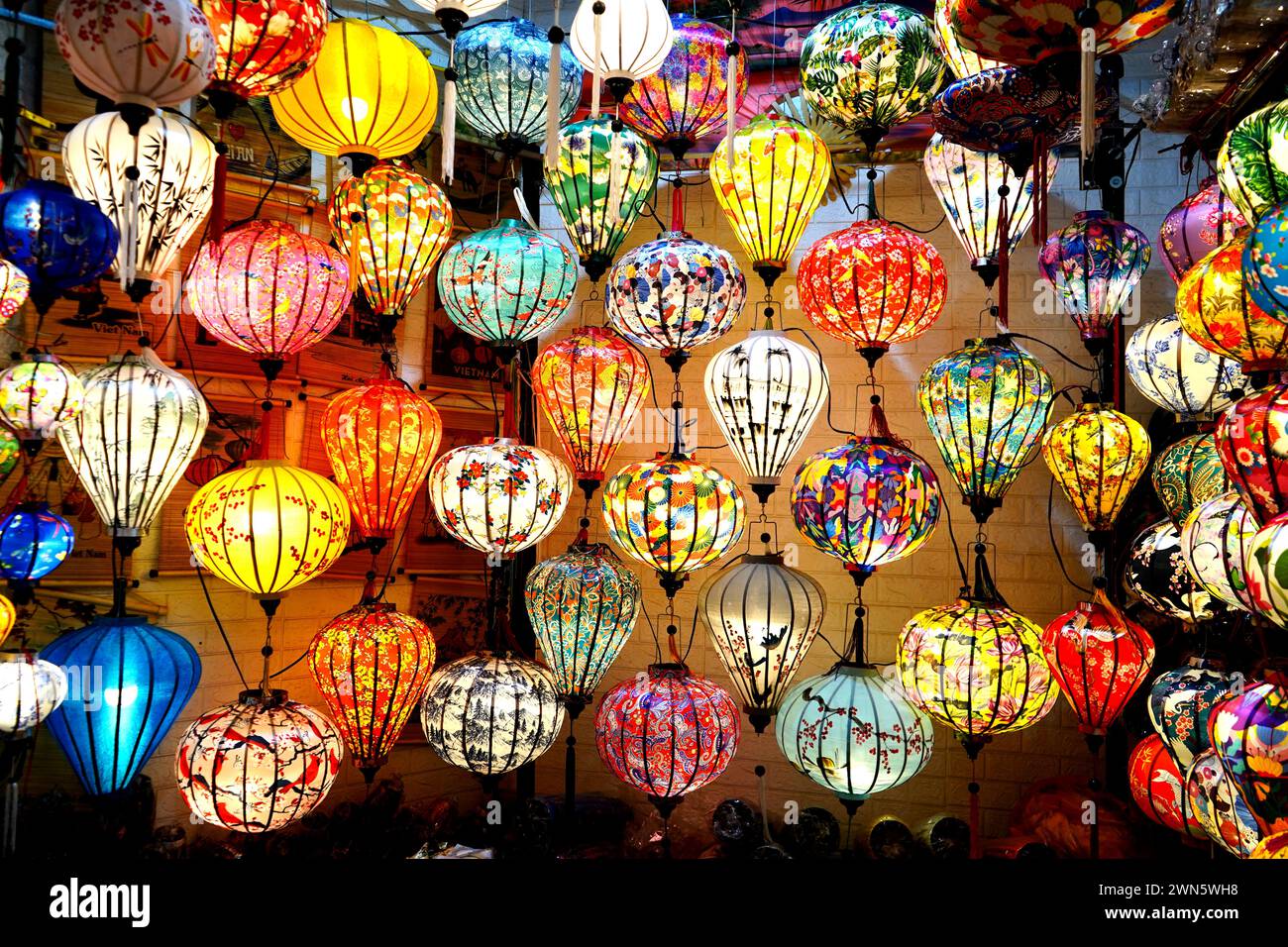 Lanterne colorate luminose piene di luce Foto Stock