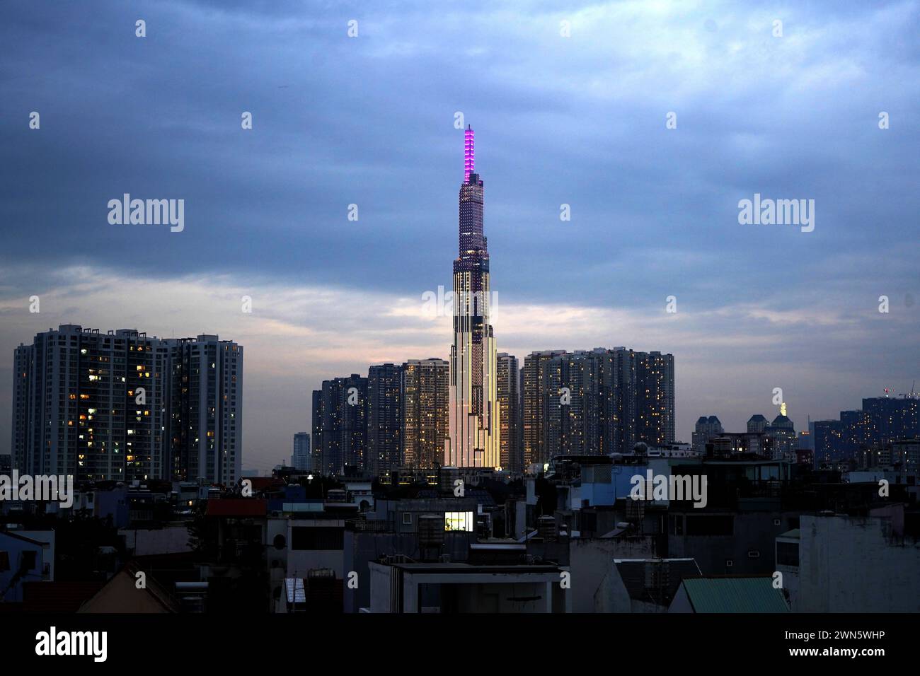 Skyline serale della città di ho chi Minh, con un edificio storico del 81 Foto Stock