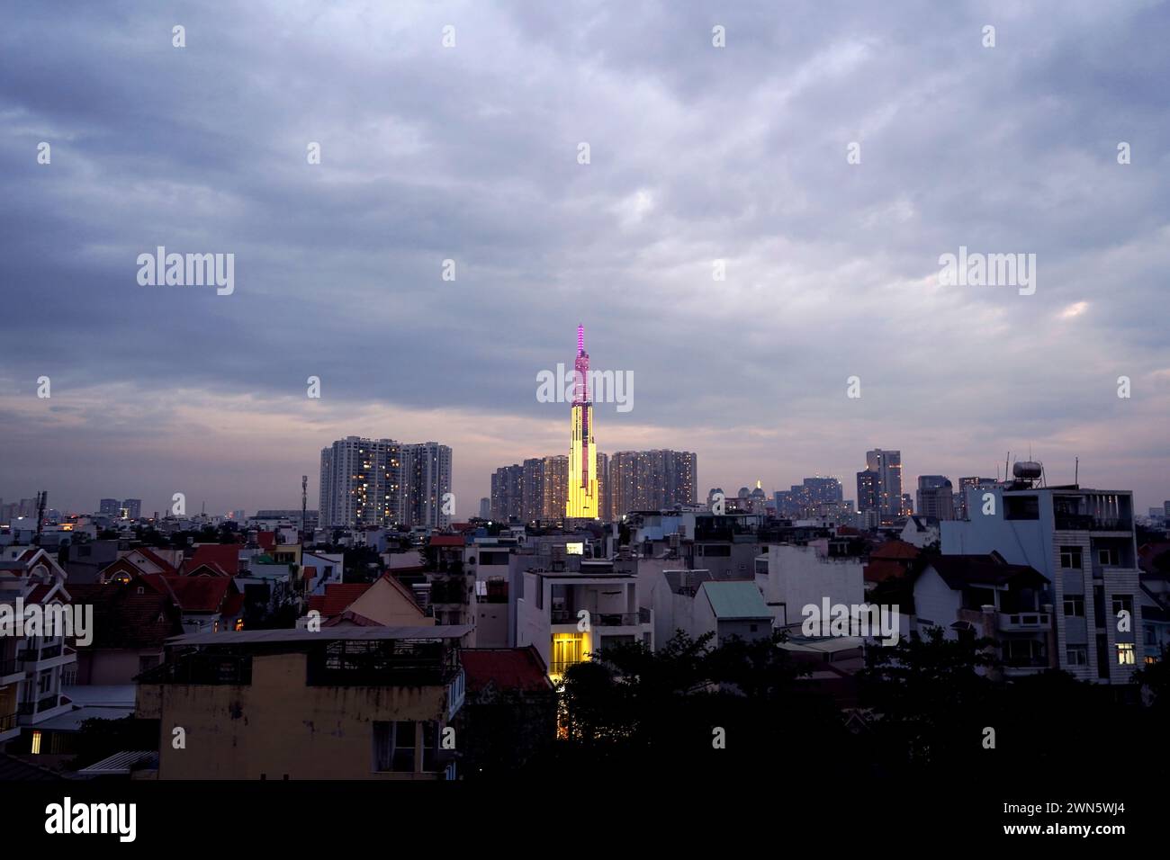 Skyline serale della città di ho chi Minh, con un edificio storico del 81 Foto Stock