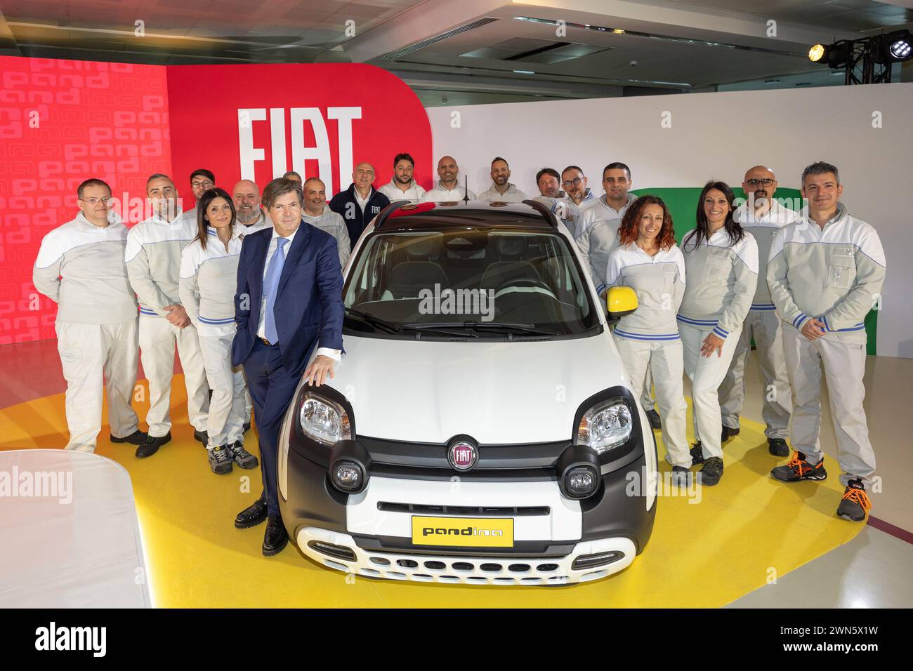 Napoli, Italia. 29 febbraio 2024. Foto Alessandro Garofalo/LaPresse 29-02-2024 Pomigliano, Italia Fiat Stllantis Gian Battista Vico Plant nella foto: Olivier Francois, Olivier Francois, Amministratore delegato di FIAT e Direttore Marketing di Stellantis; Gaetano Thorel, Head of FIAT & Abarth Europe; Antonio Pannullo, G.Vico Plant Production Manager la nuova Fiat Pandina presentata a Pomigliano, Italia - Fiat Stellantis Gian Battista Vico Palnt News - Febraury 29, 2024 Napoli (foto Alessandro Garofalo/LaPresse) crediti: LaPresse/Alamy Live News Foto Stock