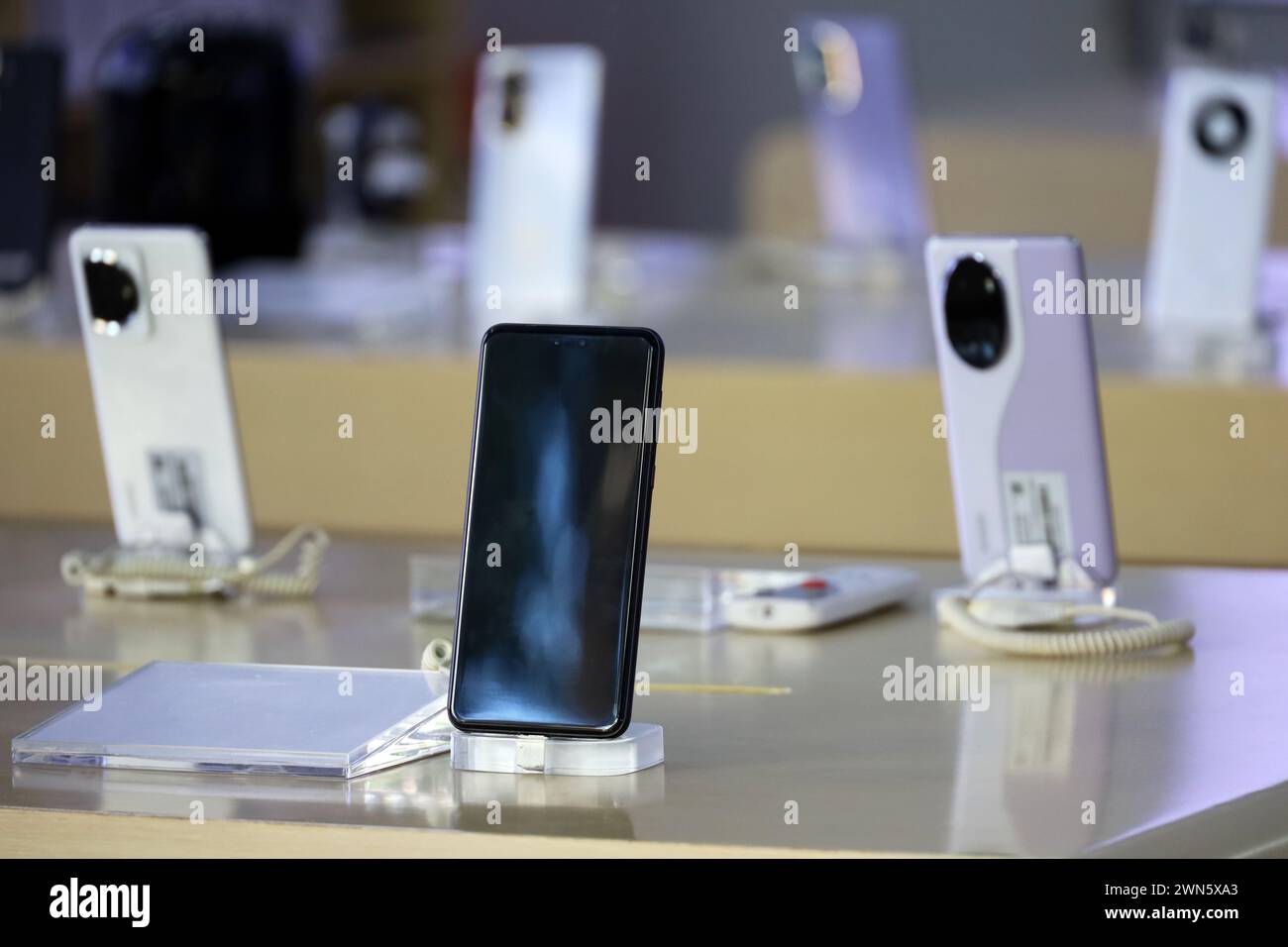 Nuovi smartphone in un punto vendita, telefoni cellulari nel settore retail Foto Stock