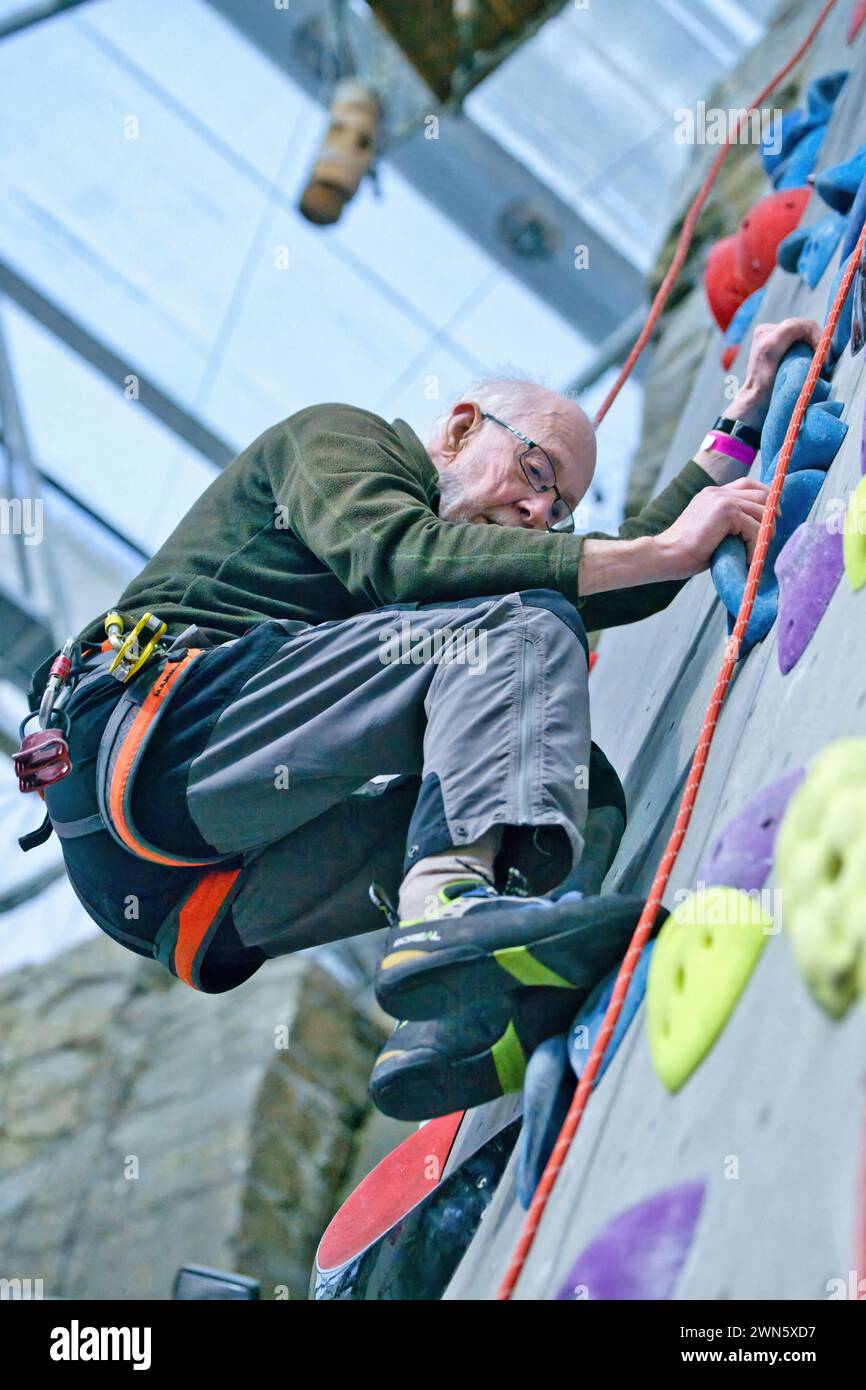 Salendo la parete da arrampicata Foto Stock