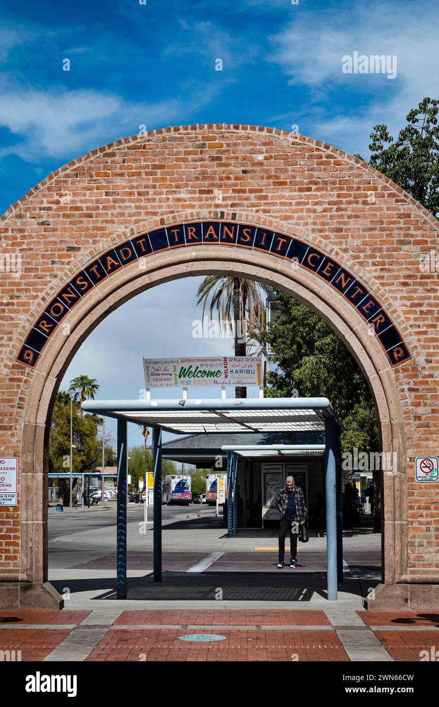 Vista sul marciapiede di un ingresso ad arco in mattoni rossi con cartellonistica per il Ronstadt Transit Center, la stazione degli autobus della città che prende il nome dalla leggenda della musica, Tucson, Arizona Foto Stock
