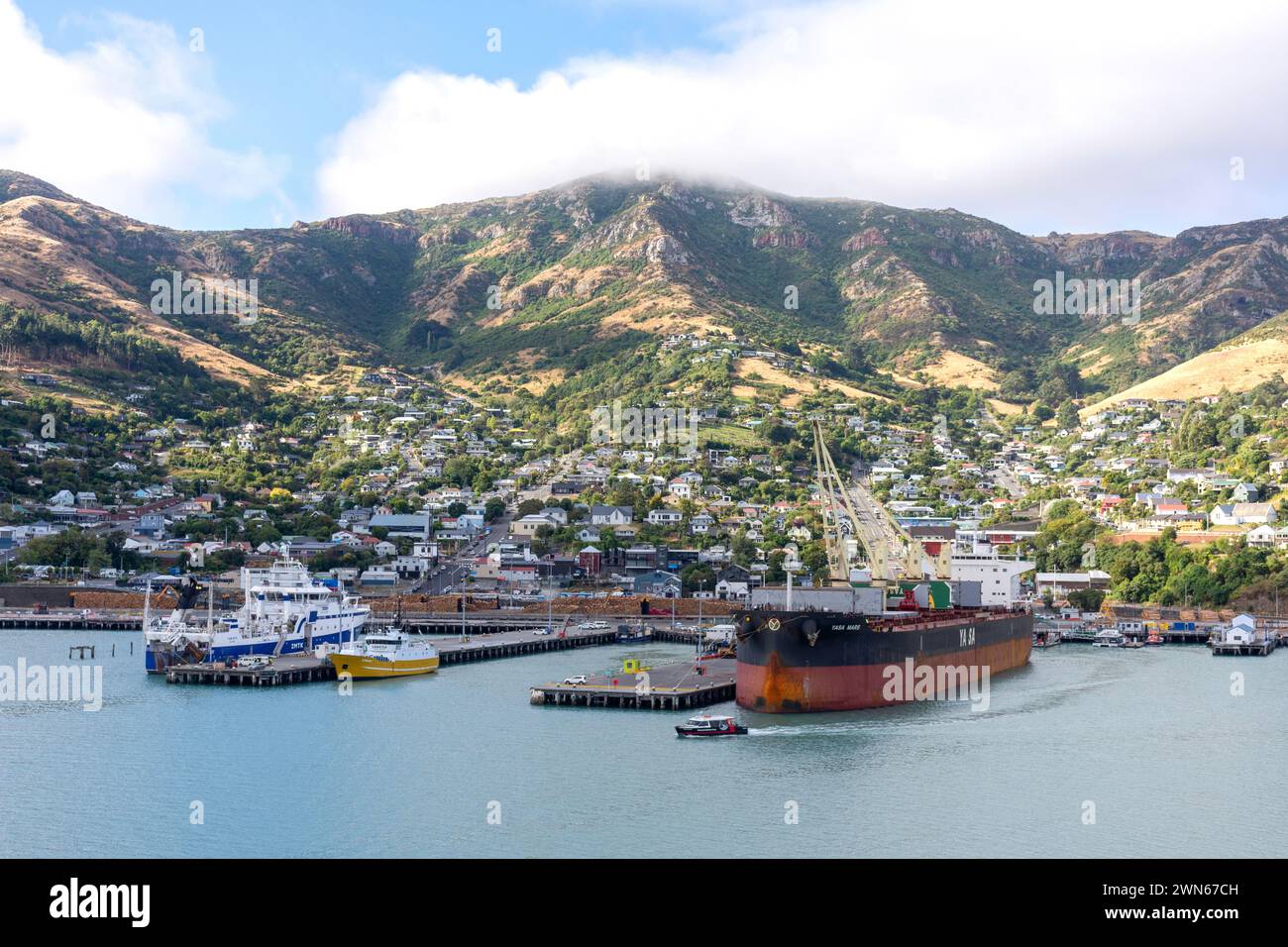 Vista della città e del porto dall'attracco delle navi da crociera, Lyttelton Harbour (Whakaraupō), Banks Peninsula, Canterbury, nuova Zelanda Foto Stock