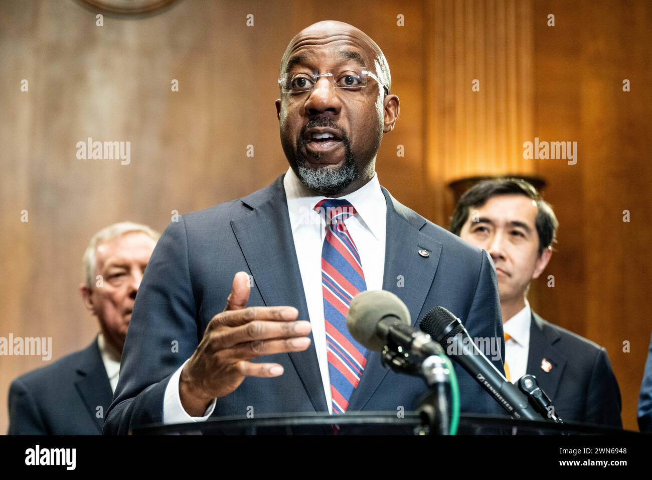 Washington, Stati Uniti. 29 febbraio 2024. Il senatore degli Stati Uniti Raphael Warnock (D-GA) ha parlato in una conferenza stampa sulla reintroduzione del John R. Lewis Voting Rights Advancement Act, al Campidoglio degli Stati Uniti. (Foto di Michael Brochstein/Sipa USA) credito: SIPA USA/Alamy Live News Foto Stock