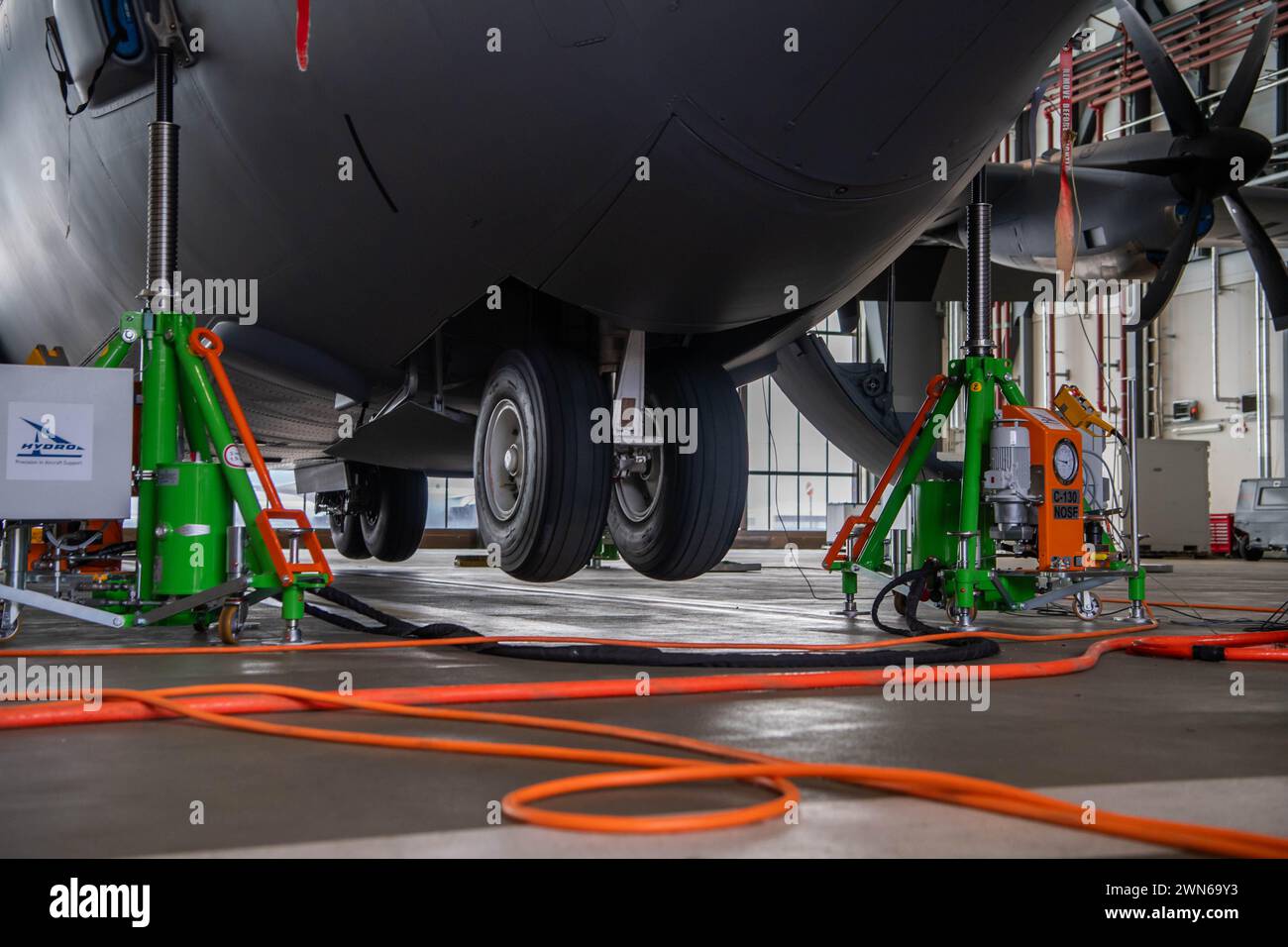 Un C-130J Super Hercules è sollevato da un sistema di sollevamento e livellamento elettronico presso la Ramstein Air base, Germania, 22 febbraio 2024. Il 86th Maintenance Group, in collaborazione con diverse altre unità e produttori EJALS, ha condotto test per fornire dati e contribuire a determinare la compatibilità, le prestazioni e la sicurezza dell'uso dell'EJALS su un C-130J. (Foto della U.S. Air Force di Airman 1st Class Eve Daugherty) Foto Stock