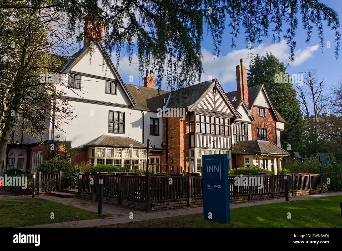 Vista posteriore del Lancaster Brasserie Inn in una giornata di sole nella Woodhall Spa. Lincolnshire Foto Stock