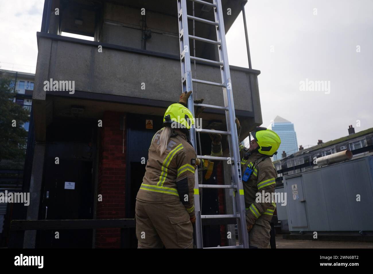 Gli agenti dei vigili del fuoco eseguono un'esercitazione durante un impianto dei vigili del fuoco di Londra presso la stazione dei vigili del fuoco di Poplar a Londra. Data foto: Venerdì 1 dicembre 2023. Foto Stock