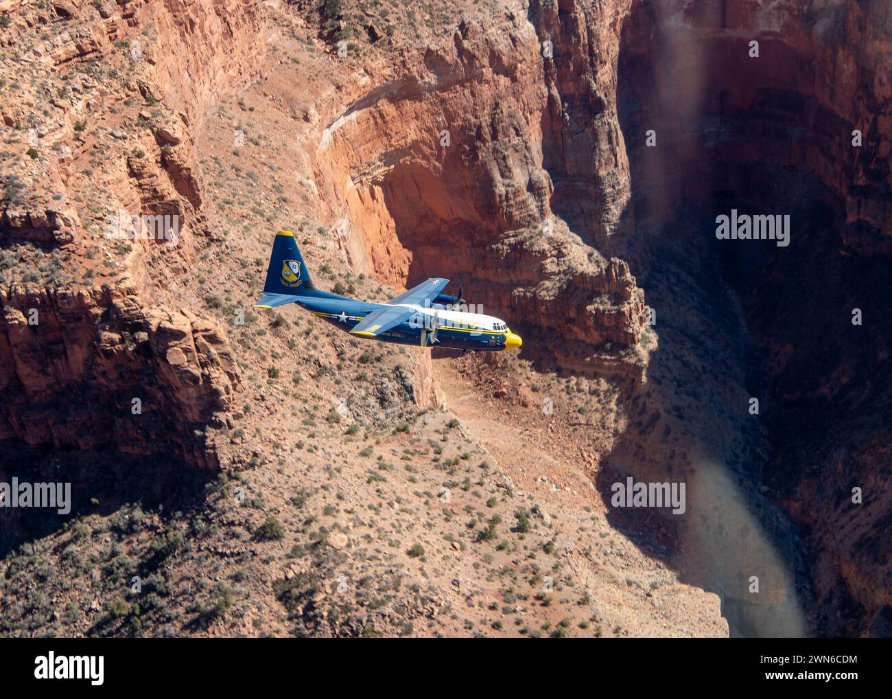 Il Naval Flight Demonstration Squadron, il C-130J Super Hercules dei Blue Angels, esegue un esercizio fotografico programmato sul Parco Nazionale del Grand Canyon il 28 febbraio 2024. I Blue Angels stanno attualmente conducendo un addestramento invernale presso la Naval Air Facility (NAF) El Centro, California, in preparazione per la prossima stagione di spettacoli aerei del 2024. (Foto US Navy di Mass Communication Specialist 2nd Class Crayton Agnew/rilasciato) Foto Stock