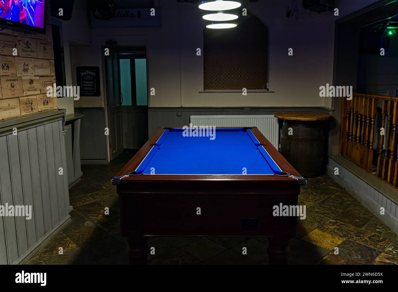 Un tavolo da biliardo vuoto all'interno di un pub Foto Stock