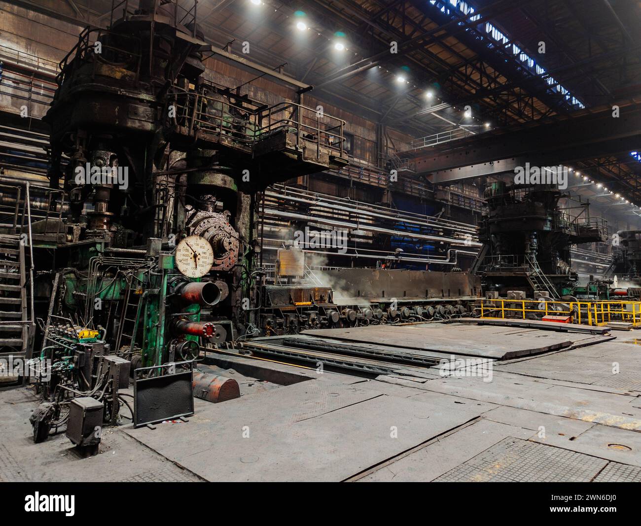 Fabbrica di metalli laminati. Laminatoio a caldo continuo Foto Stock