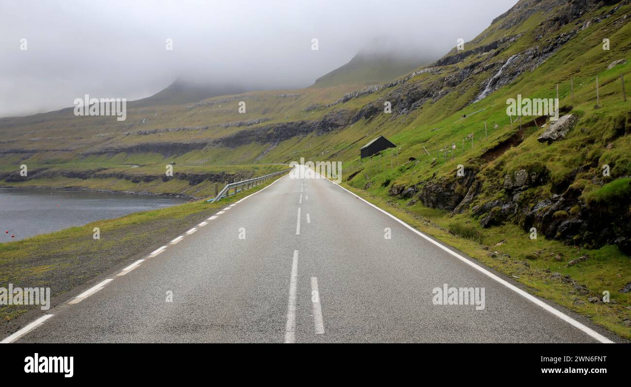 Strada vuota nelle isole Faroe vicino a Funningsfjord Foto Stock