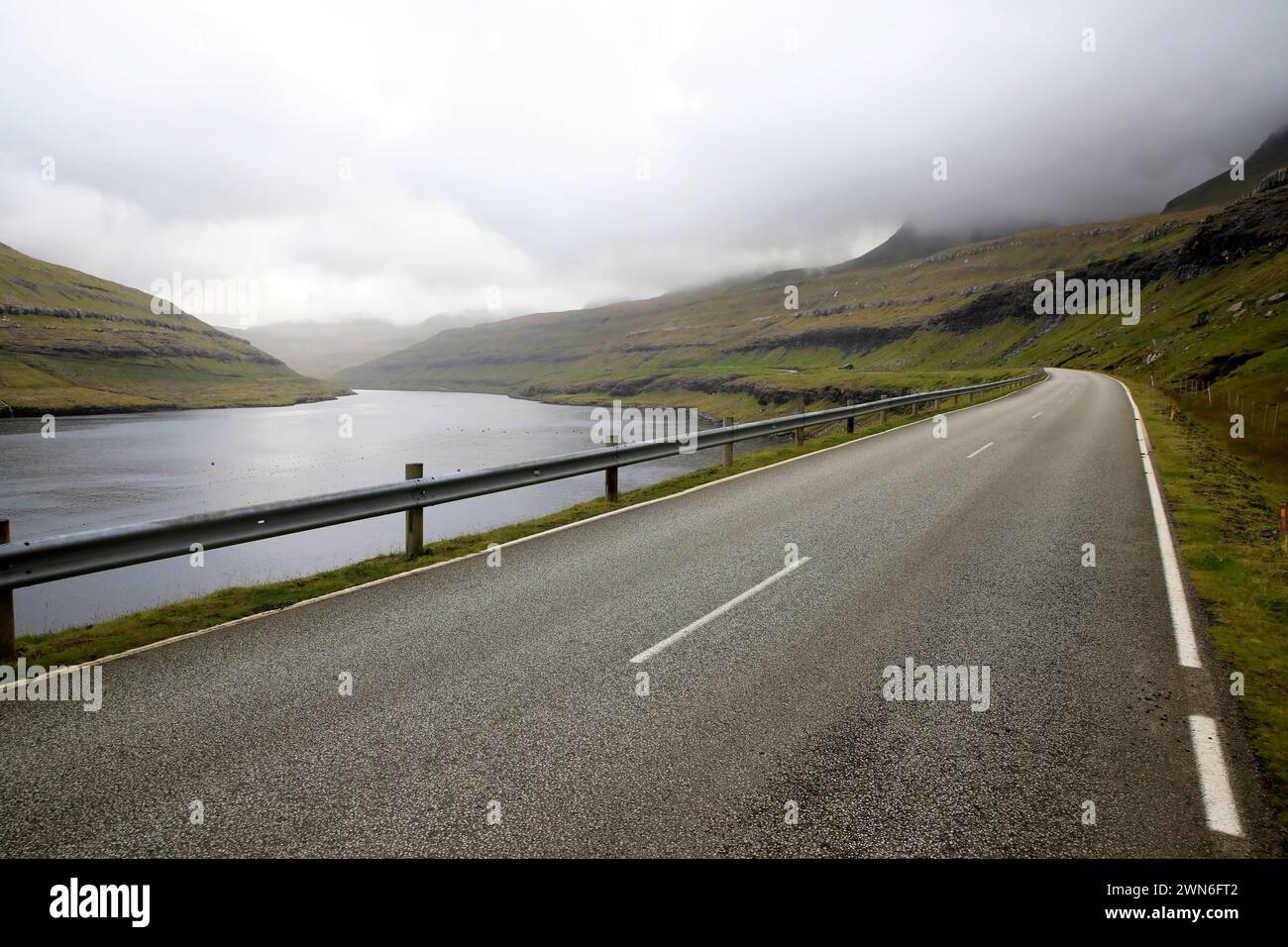 Strada vuota nelle isole Faroe vicino a Funningsfjord Foto Stock