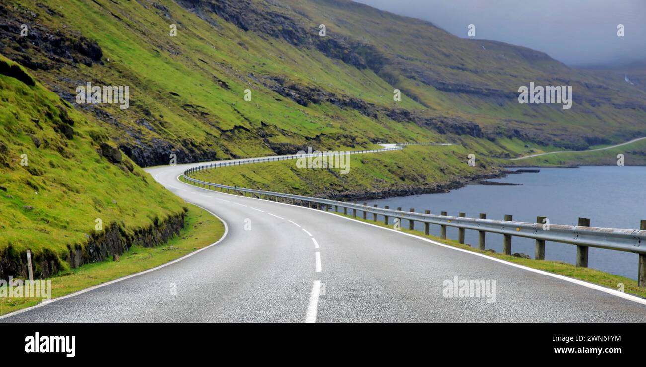 Strada vuota nelle isole Faroe vicino a Funningsfjord Foto Stock