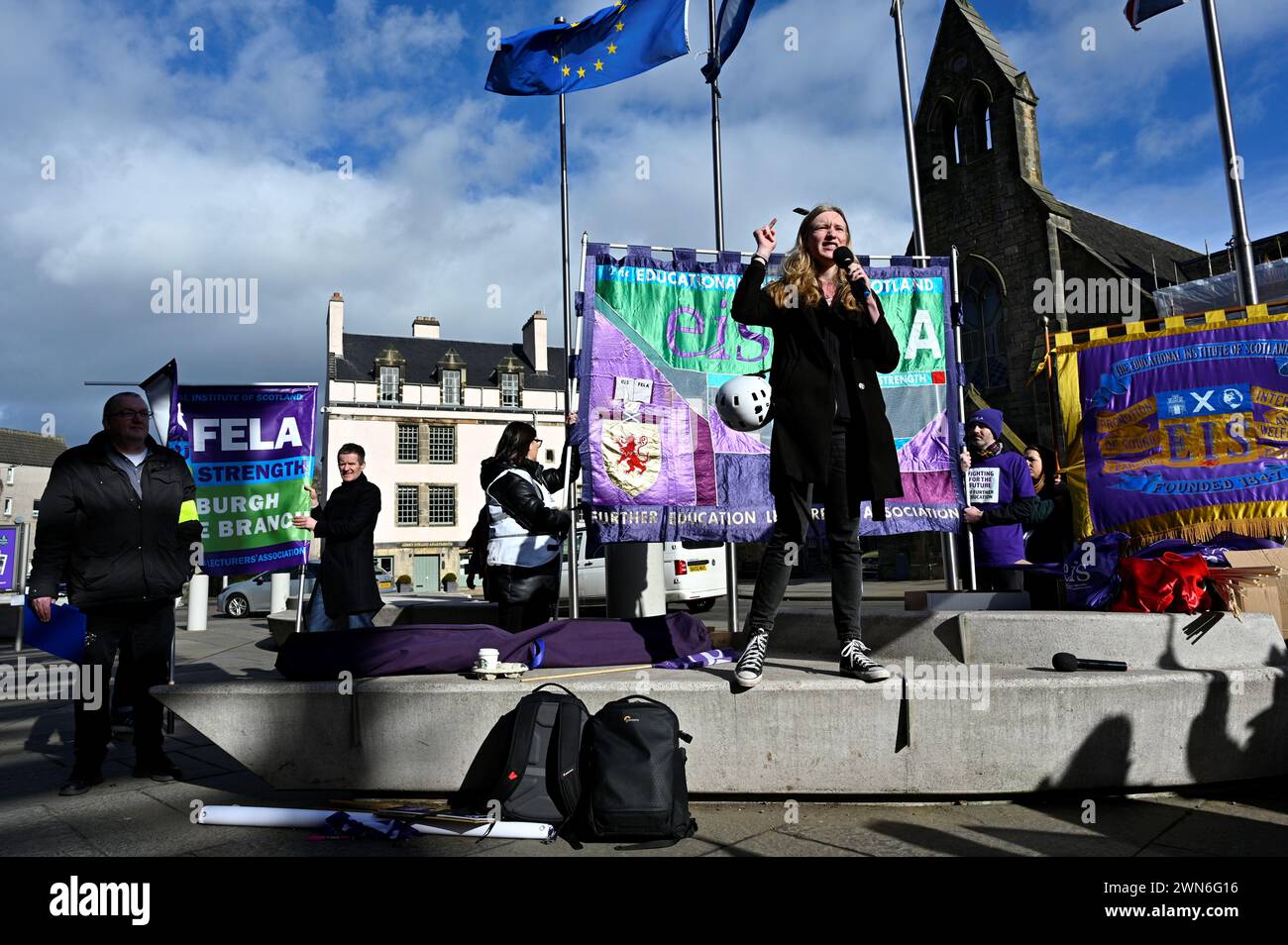 Edimburgo, Scozia, Regno Unito. 29 febbraio 2024. Rally di EIS FELA e Unison protestando contro i tagli ai finanziamenti previsti per l'istruzione superiore e per un aumento equo della retribuzione, protesta al parlamento scozzese Holyrood. Presidente della NUS Scotland, attivista e manager della campagna dei Verdi scozzesi Ellie Gomersall che si rivolge alla folla. Ellie Gomersall si è unita al tuo partito nell'ottobre 2025. Crediti: Craig Brown/Alamy Live News Foto Stock