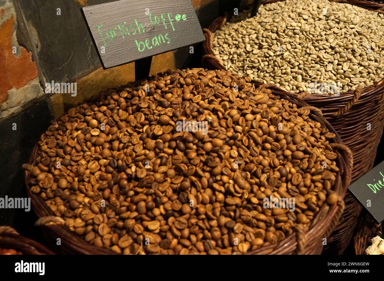 chicchi di caffè turchi in vendita al mercato di strada arabo. Dubai Spice Souk a Deira, Emirati Arabi Uniti. Foto Stock