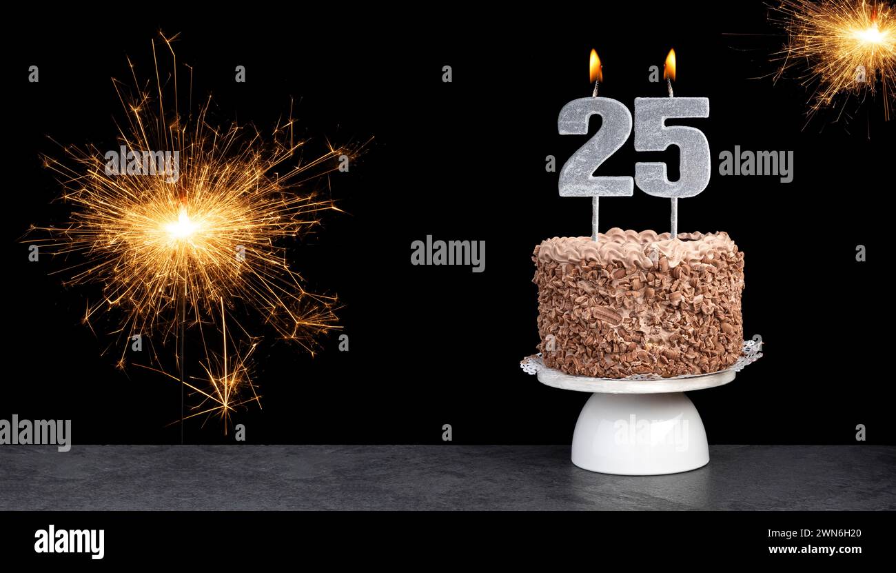 Torta con candela numero 25 - biglietto di compleanno Foto Stock