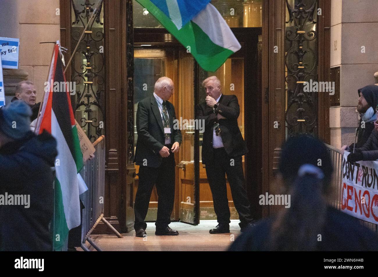 Glasgow, Scozia, Regno Unito. 29 febbraio 2024. I tifosi palestinesi si riuniscono all'esterno del ricevimento civico per i Campionati mondiali di atletica leggera indoor del 2024. Al ricevimento nelle City Chambers hanno partecipato rappresentanti del mondo dell'atletica, tra cui Sebastian Coe. I manifestanti hanno espresso la loro opposizione alla partecipazione degli atleti israeliani ai campionati mondiali che si terranno a Glasgow dall'1 al 3 marzo. Foto Stock